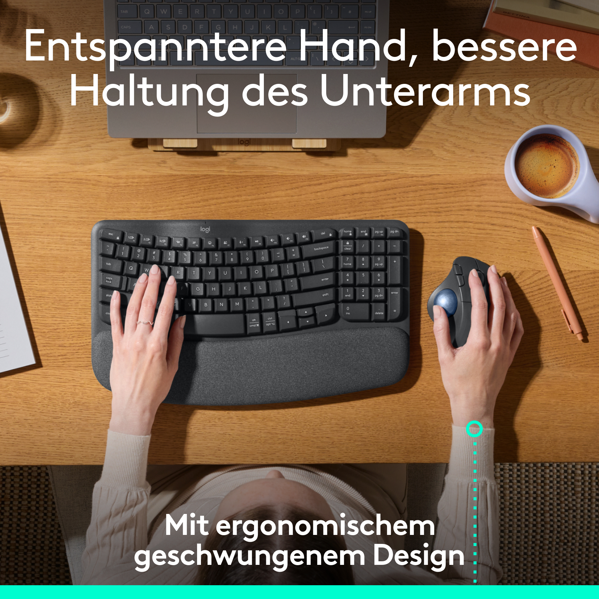 Hände, die eine schwarze ergonomische Tastatur und Maus auf einem Holzschreibtisch benutzen, mit neutralem Farbschema.