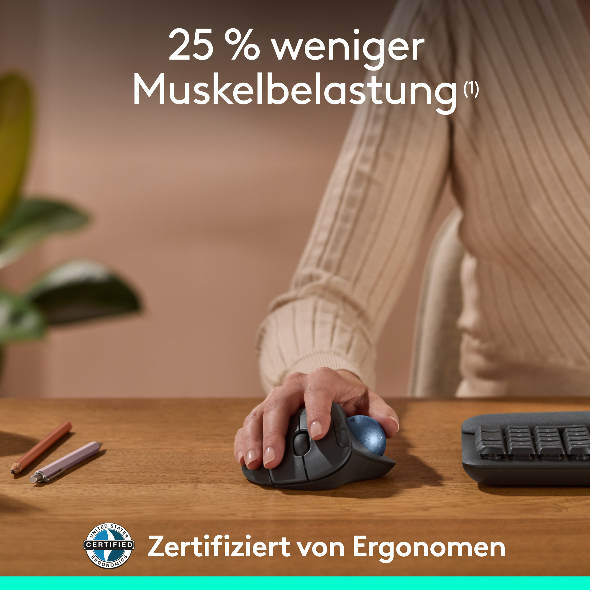 Hand einer Frau auf einer schwarzen ergonomischen Maus mit blauem Trackball. Holztisch.