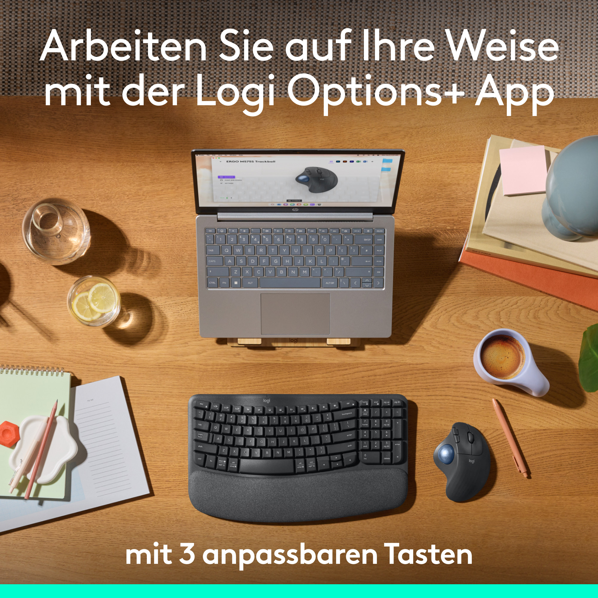 Ein Laptop mit Maus, Tastatur und anderen Gegenständen auf einem Holztisch. Draufsicht.