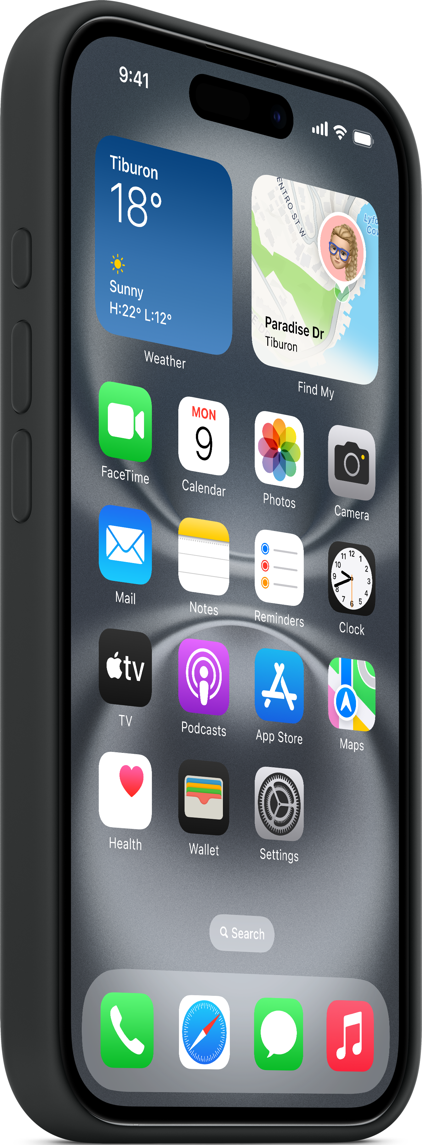 Un iPhone sur un bureau, affichant les icônes de l'écran d'accueil, la météo, l'heure et les détails du calendrier dans un étui sombre.