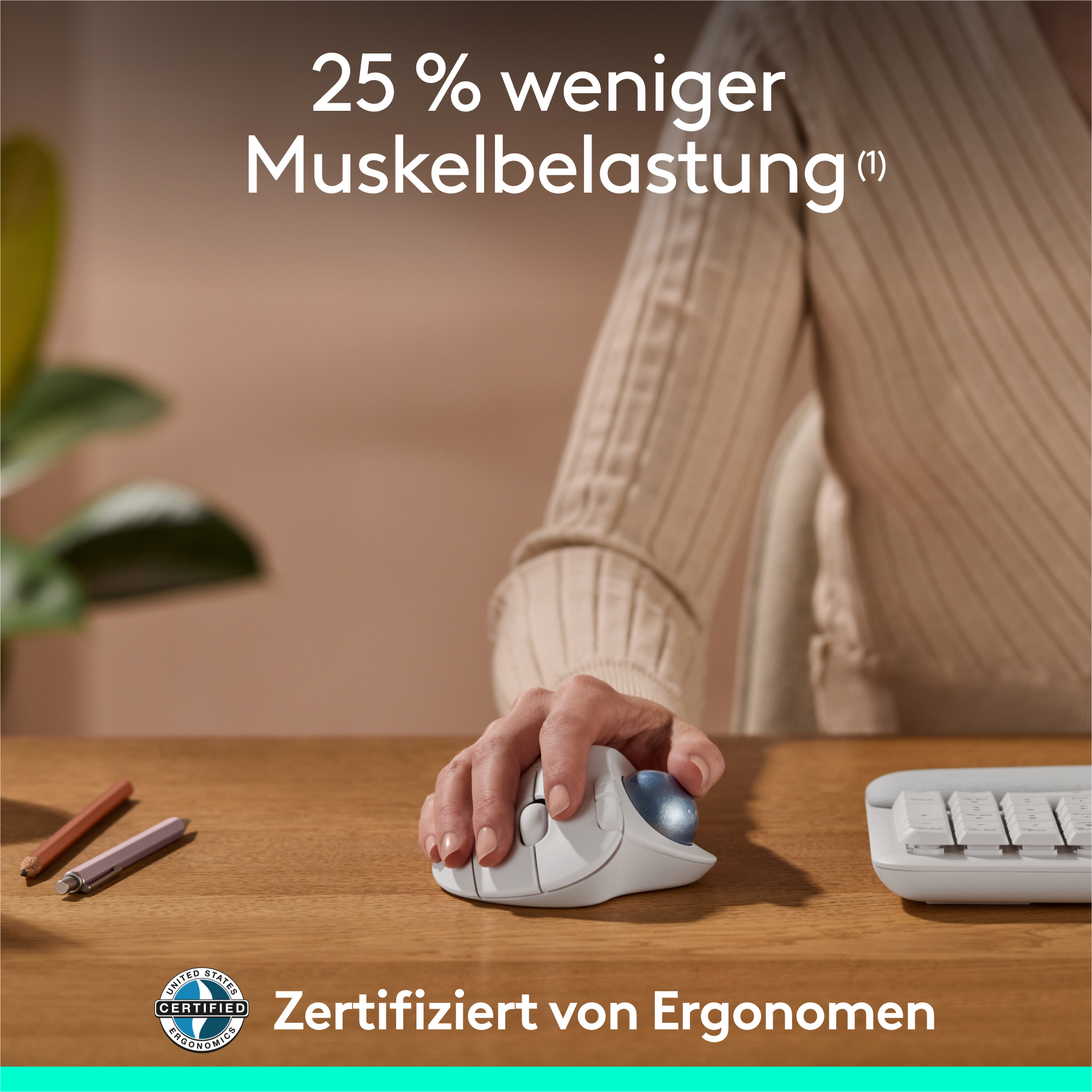 Eine Person benutzt eine weiße ergonomische Maus auf einem Holzschreibtisch. Text '25% weniger Muskelbelastung'.