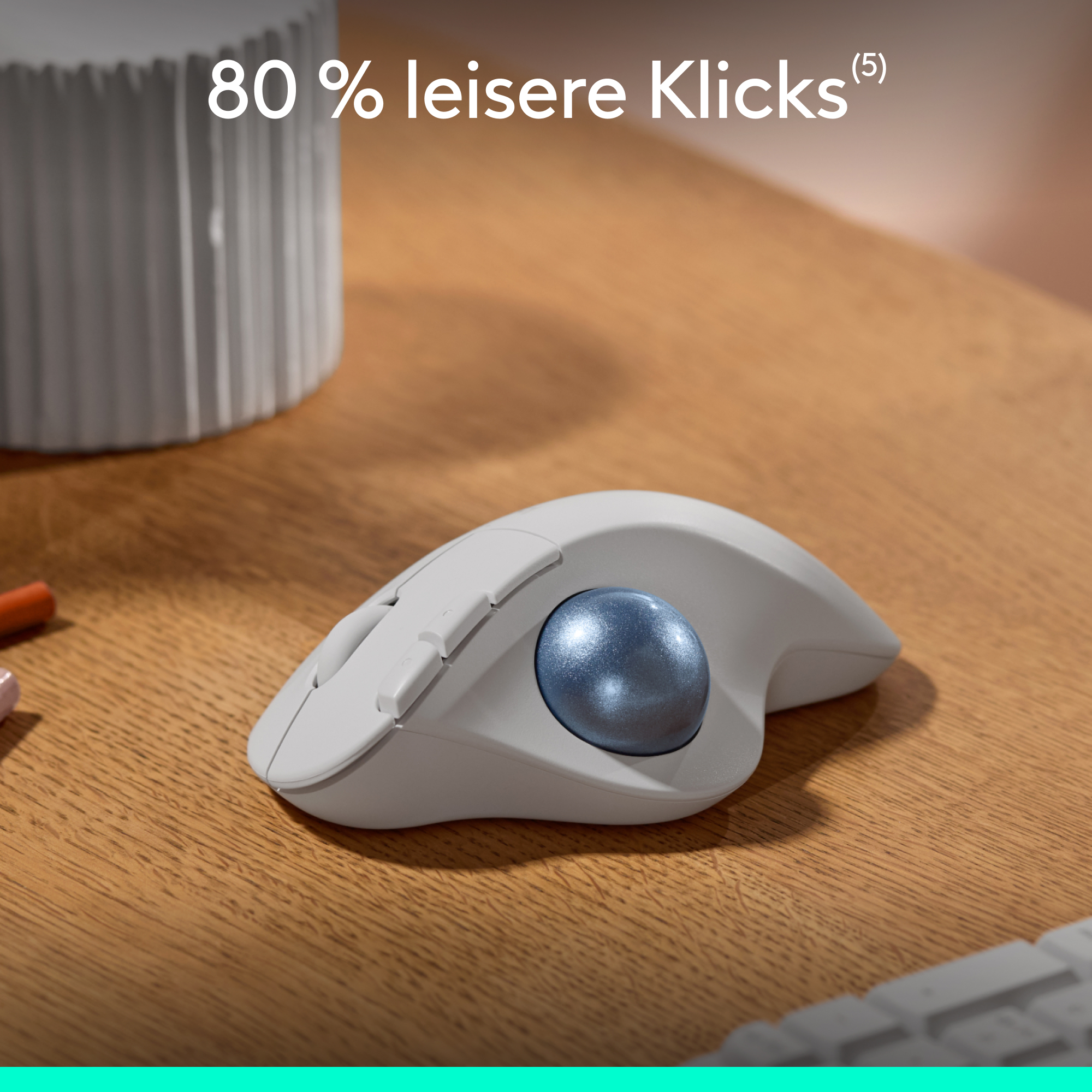 Weiße Trackball-Maus mit blauem Ball auf Holzoberfläche.