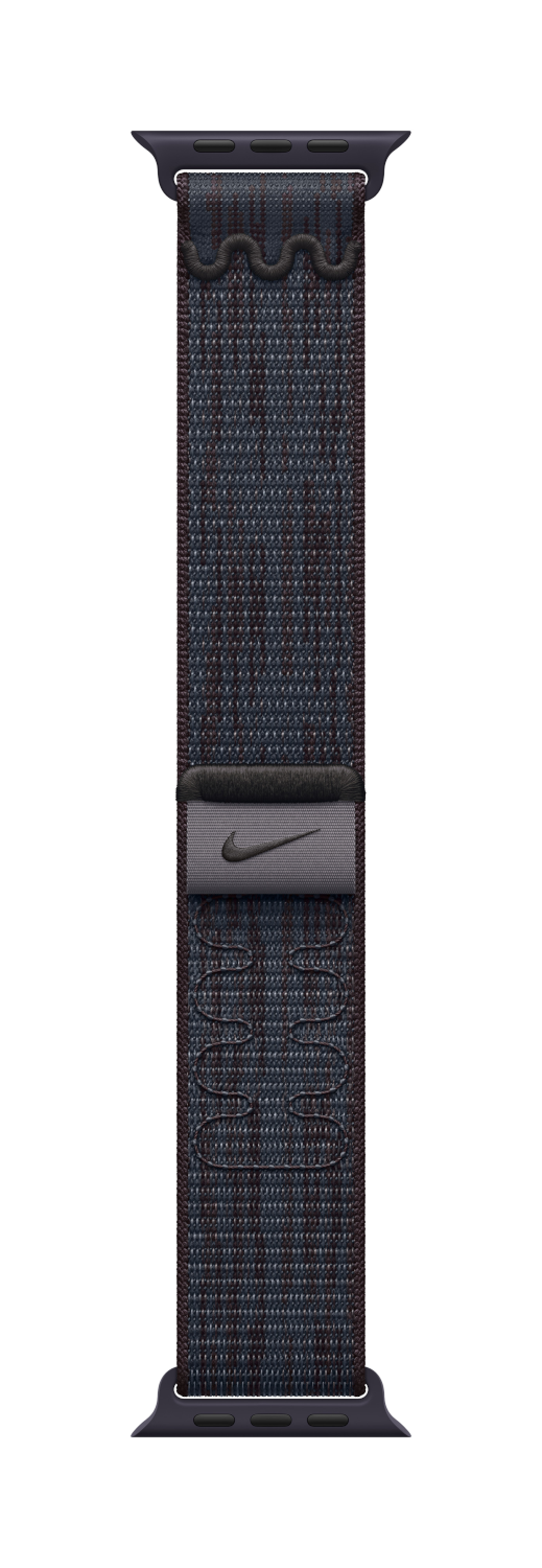 Donkerblauwe Nike Apple Watch-band met zwarte accenten. De band is getextureerd. Zwarte achtergrond.
