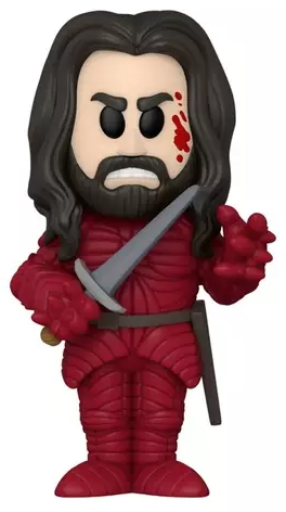 Funko Pop figura egy férfiról, aki véres arccal és tőrrel látható. Piros ruhát visel, hosszú haja van.