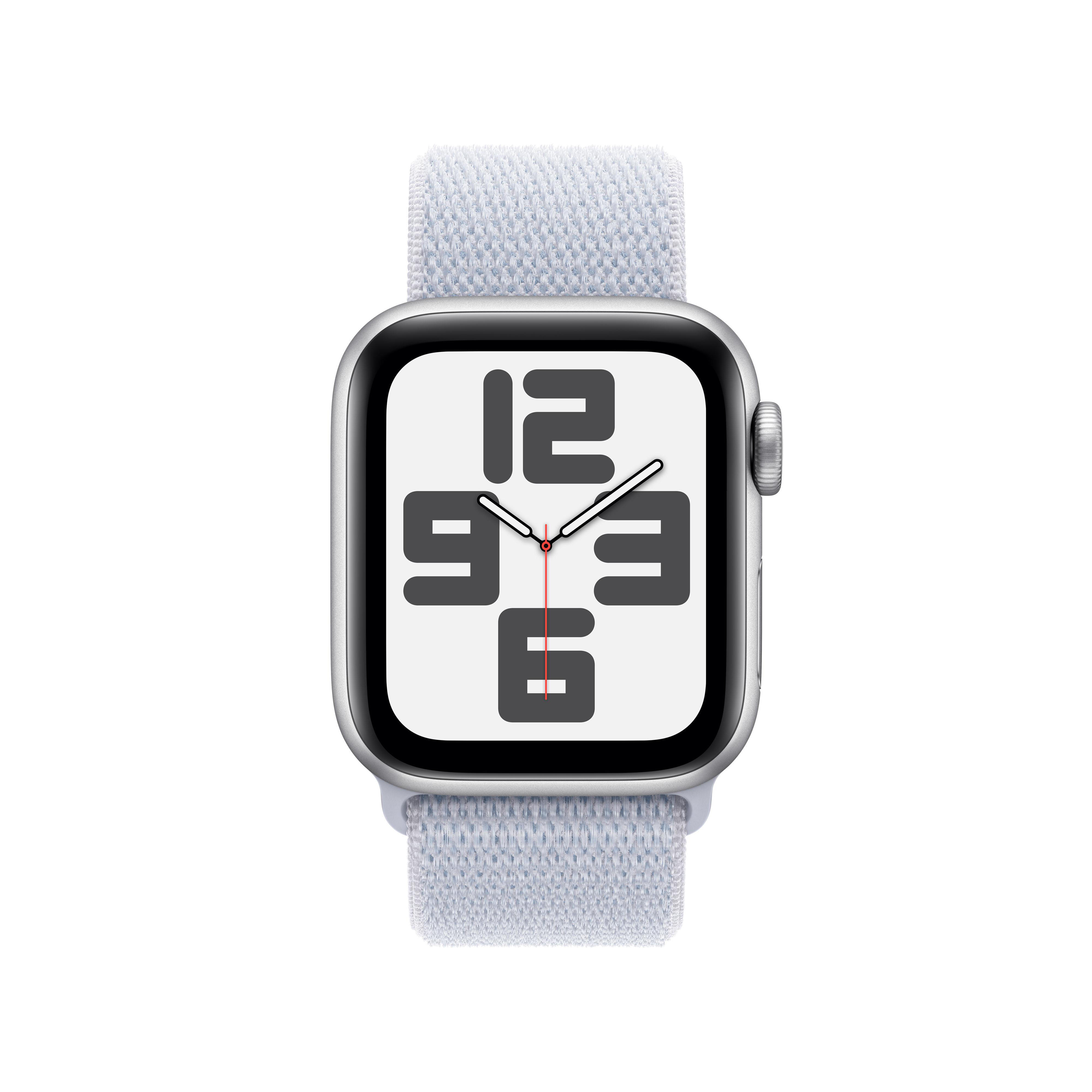 Apple Watch mit hellblauem gewebtem Armband. Der Bildschirm zeigt eine Digitaluhr an.