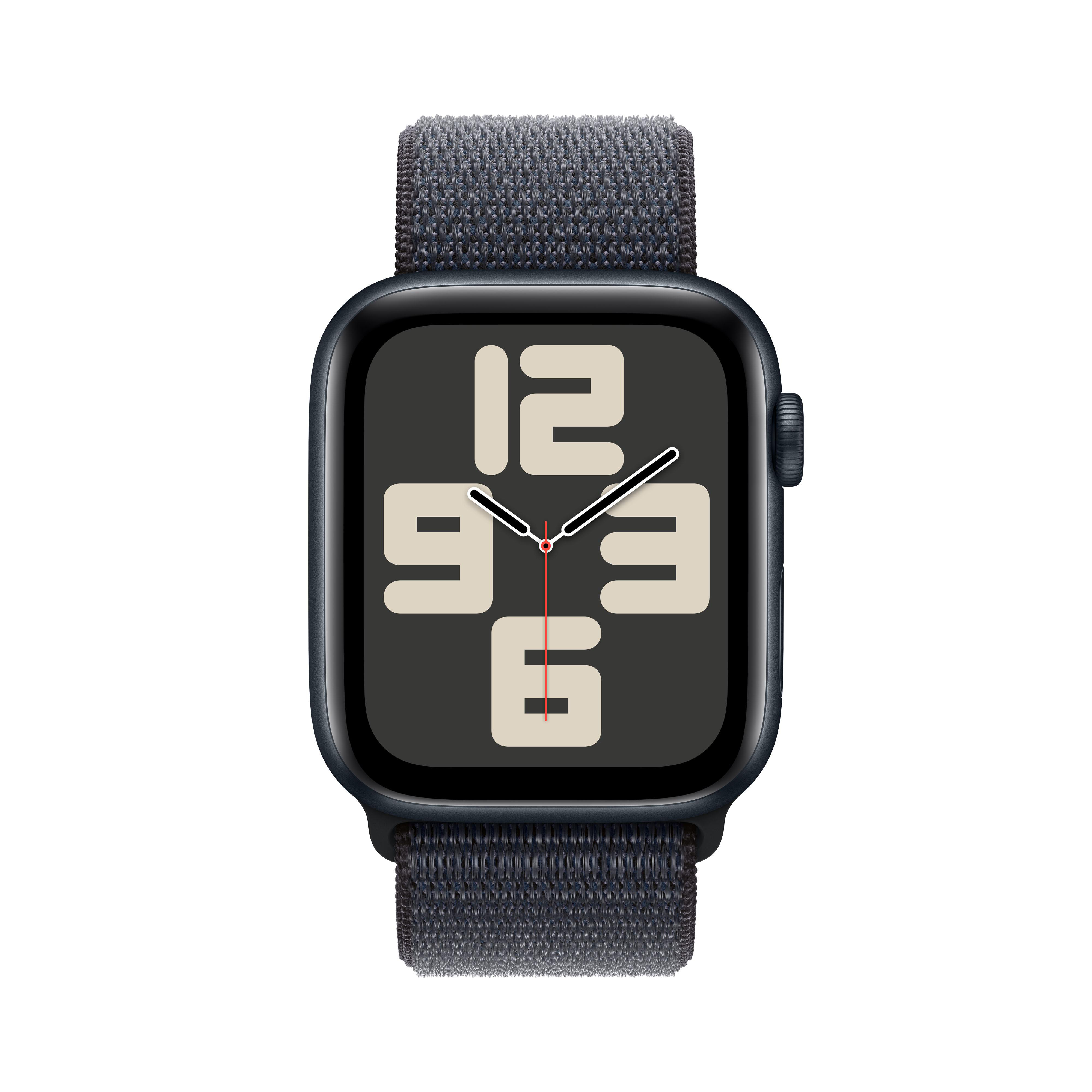 Apple Watch mit marineblauem Sport Loop-Armband, schwarzem Zifferblatt und großen weißen Zahlen.