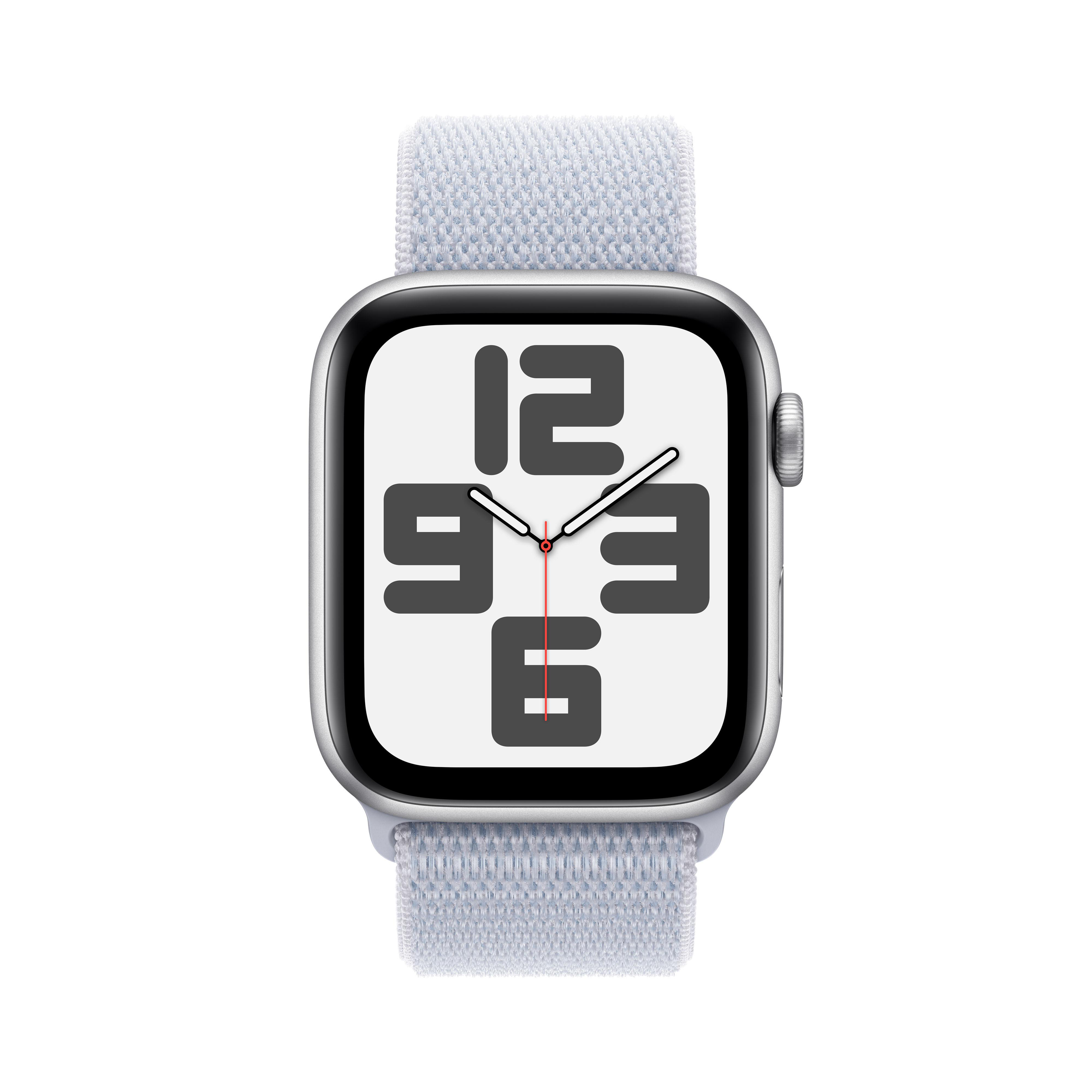 Silberne Apple Watch mit hellblauem Stoffarmband. Das Zifferblatt zeigt die Uhrzeit mit großen schwarzen Ziffern.