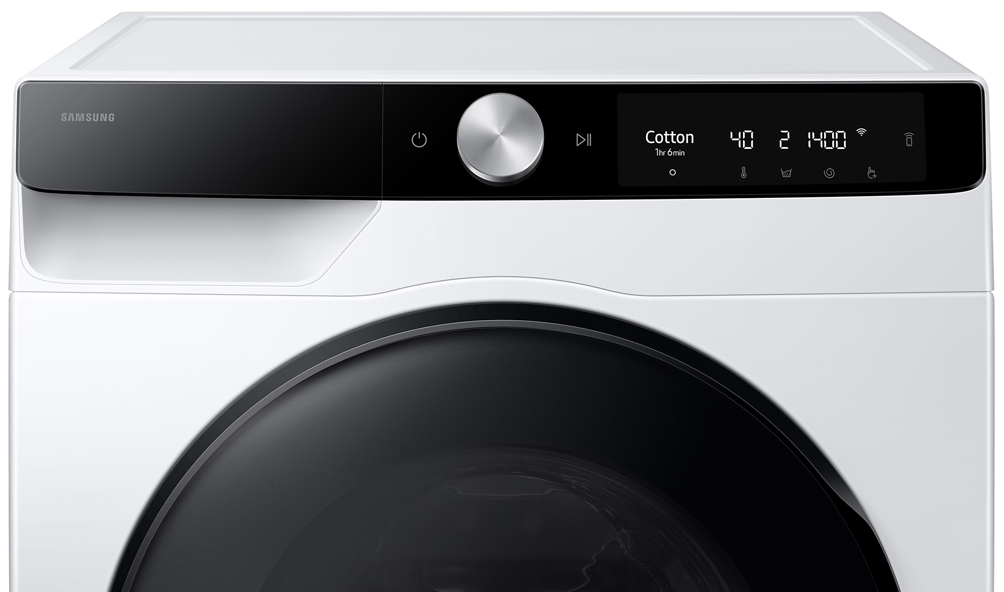 Biały panel sterowania pralki Samsung, z czarnymi drzwiami. Wyświetla ustawienia i ekran cyfrowy.