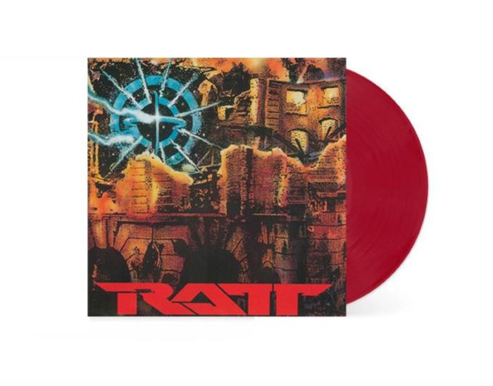 Eine rote Schallplatte auf weißem Hintergrund. Das Albumcover ist sichtbar, mit dem Bandnamen.