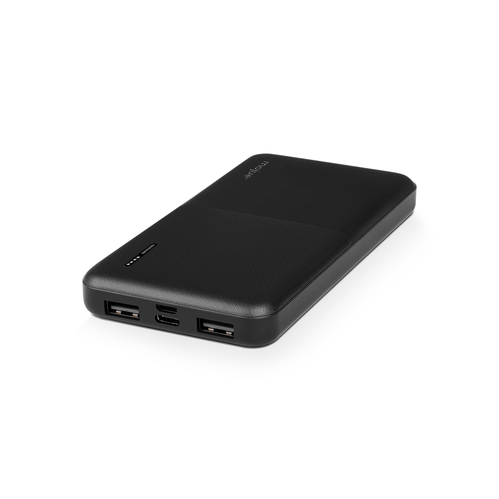 İki USB portlu siyah powerbank. Mat yüzey. Siyah zemin.