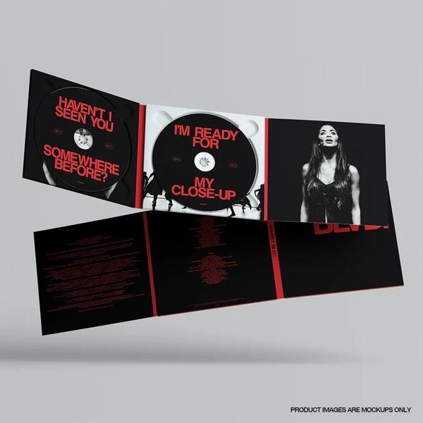 Geöffnete CD-Albumverpackung. Schwarzes Albumcover mit rotem Text und Bildern einer Frau.