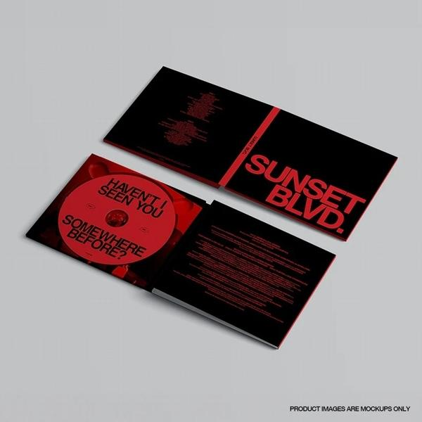 Geöffnete CD-Hülle, rote CD innen, Titel auf der Vorderseite und Text auf der Rückseite.