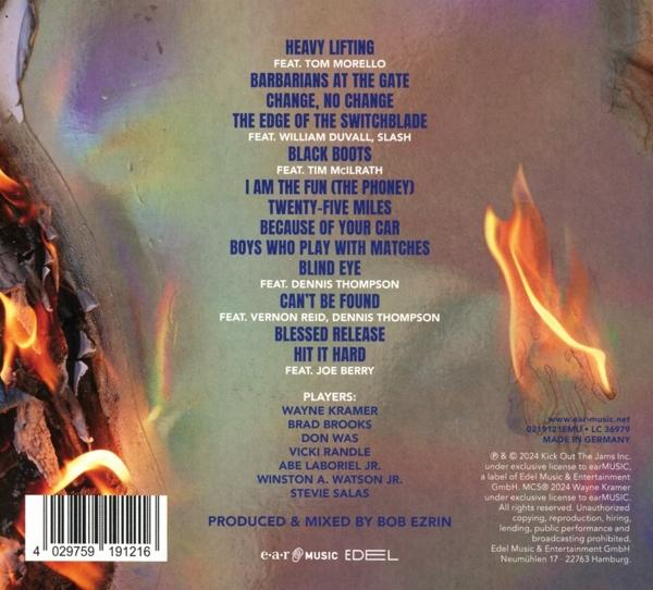 Albumcover mit brennender Flamme und einer Liste von Songtiteln und Künstlernamen.
