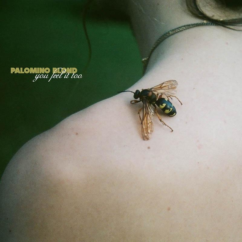 Eine Wespe auf einer Schulter mit dem Text 'Palomino Pond, you feel it too'.