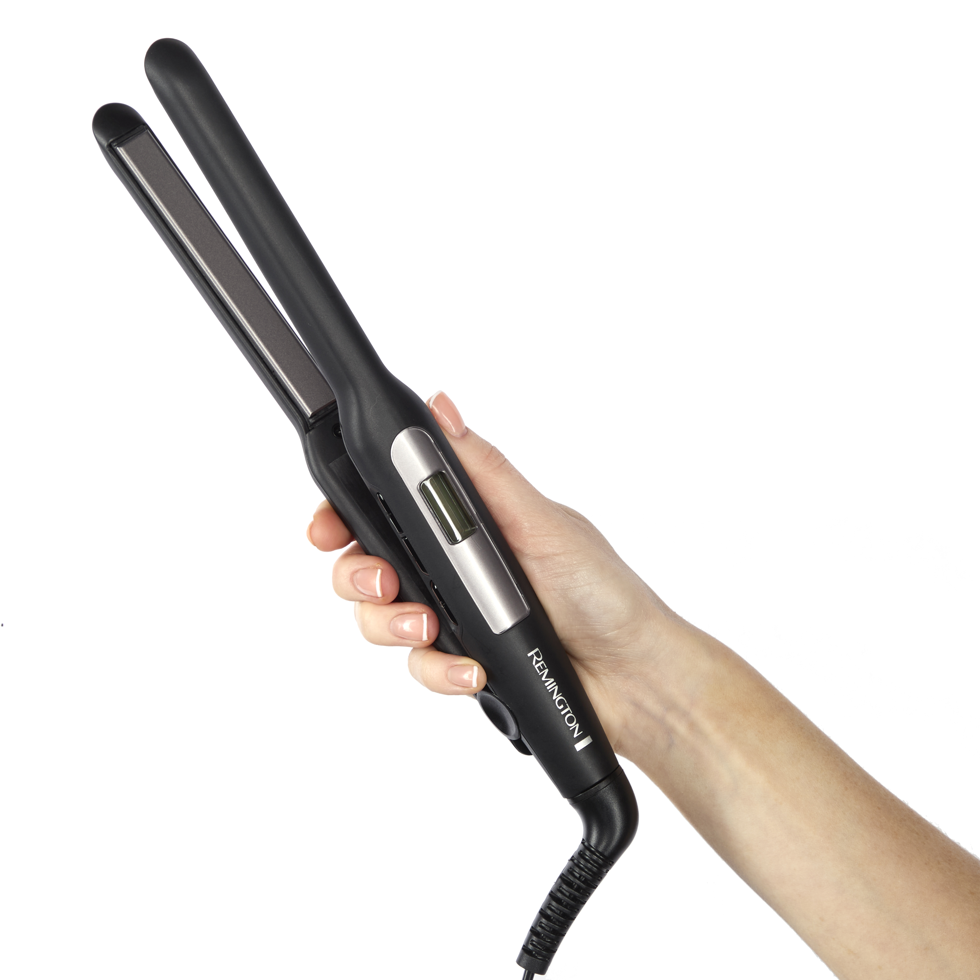 Hand einer Frau, die einen schwarzen Remington Haarglätter hält, vor weißem Hintergrund betrachtet.