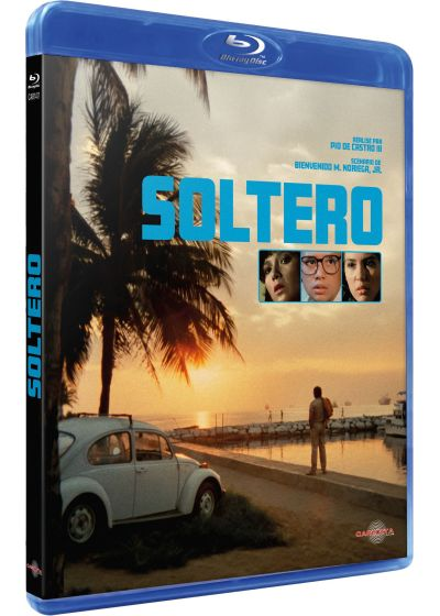 Pochette Blu-ray du film 'Soltero'. Comprend une voiture, un homme et trois visages. Fond de coucher de soleil.