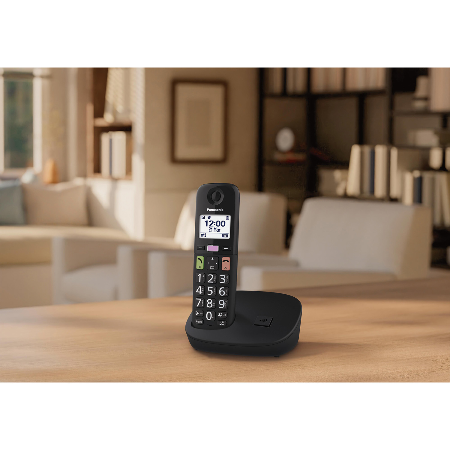 Un telefono fisso nero e la sua base, su un tavolo di legno. Lo schermo del telefono mostra l'ora.