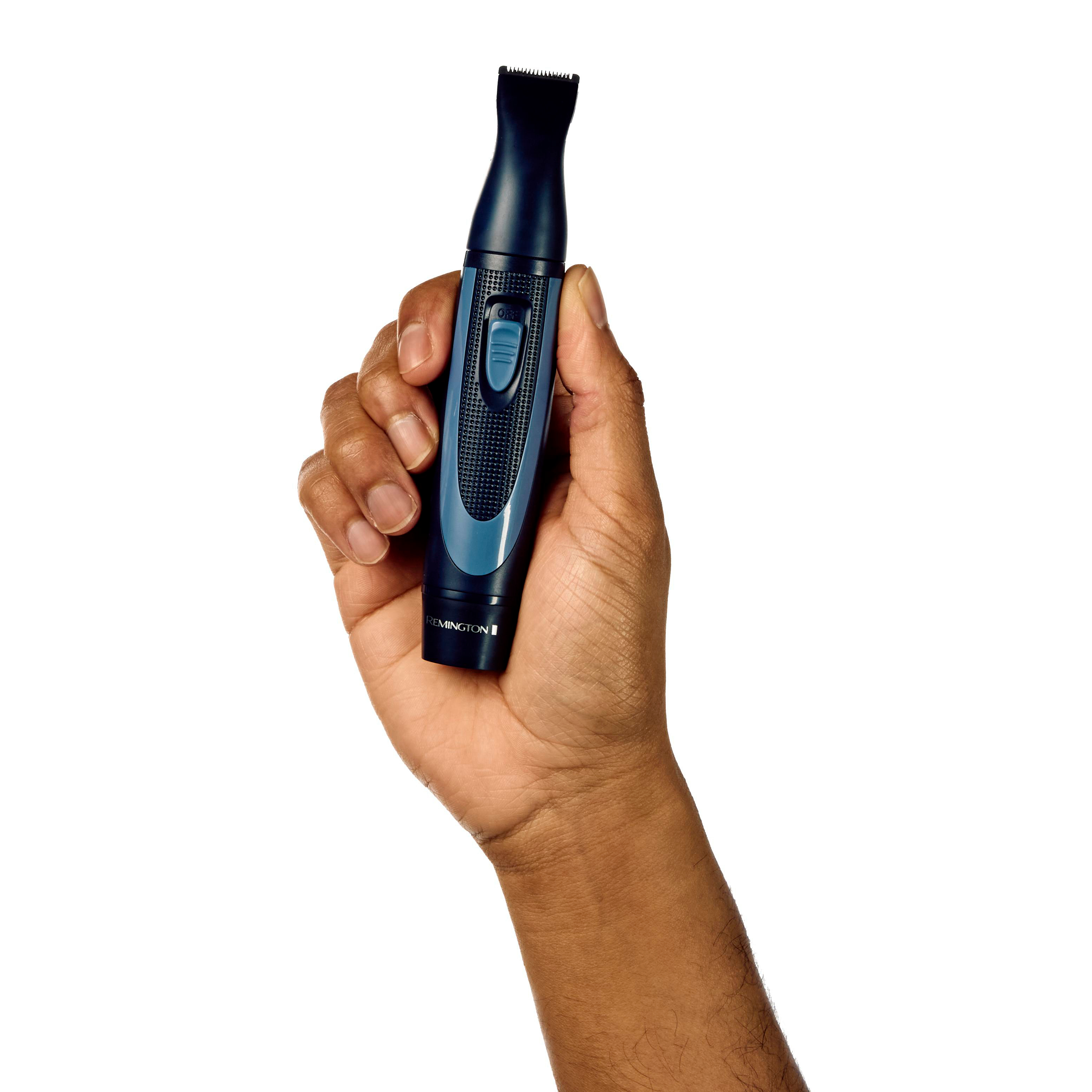 Hand hält einen schwarz-blauen Remington Trimmer. Weißer Hintergrund.