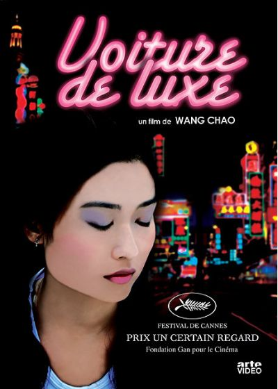 Affiche de film, femme yeux fermés, lettres néon roses, lumières de la ville.