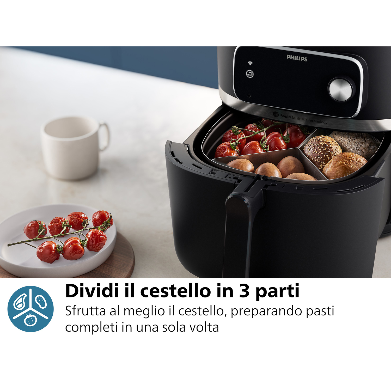 Friggitrice ad aria nera con scomparti per pomodori, uova e pane. Una tazza bianca a lato.