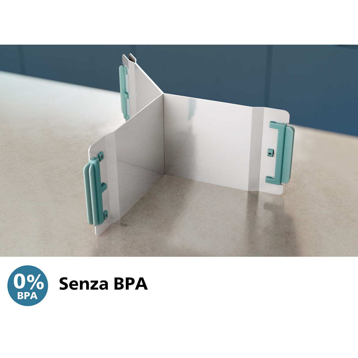Un divisore in plastica bianca a forma di croce con maniglie verdi su superficie chiara, etichetta senza BPA.