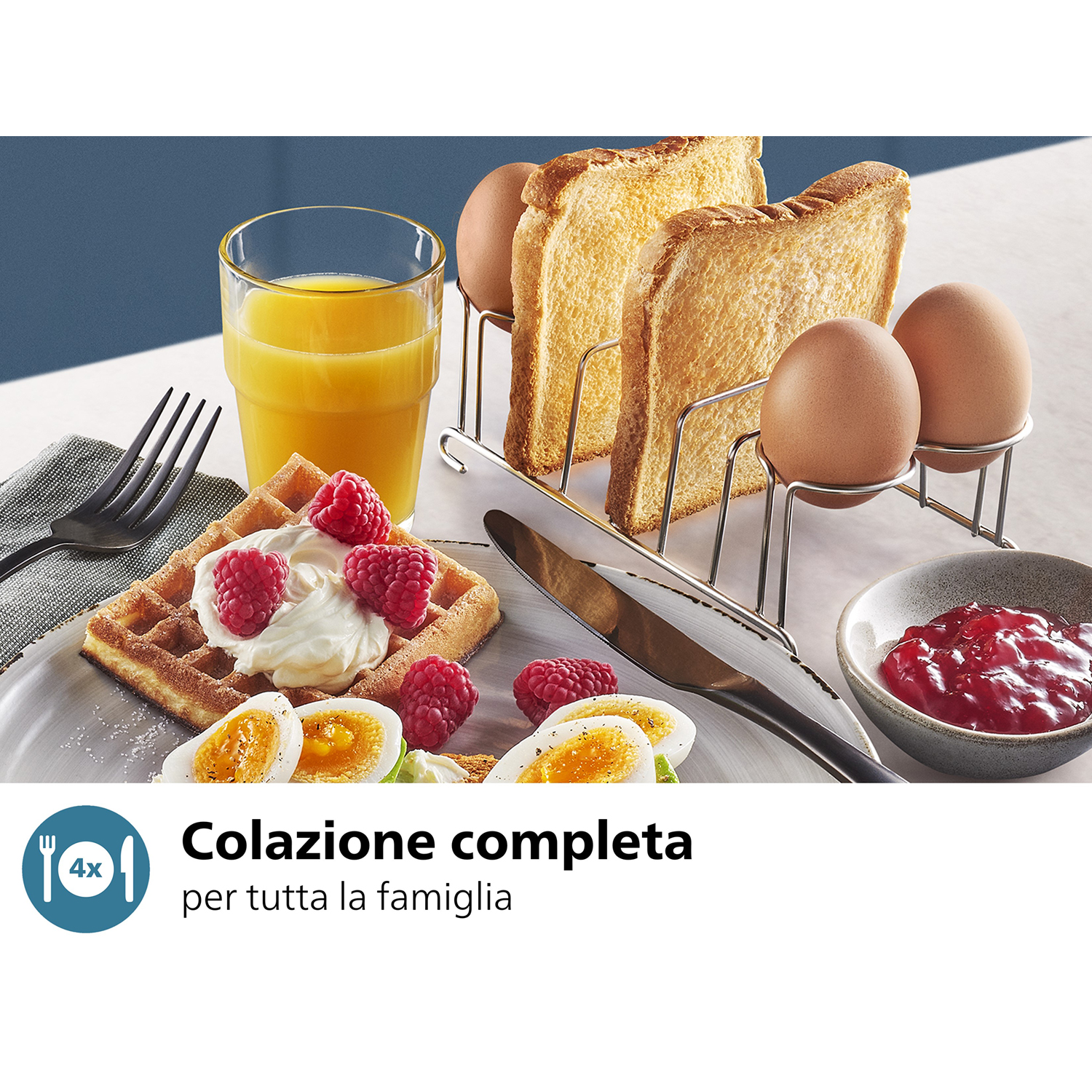 Scena della colazione: waffle con panna e lamponi, toast, uova, succo d'arancia. Posate. Testo in basso.
