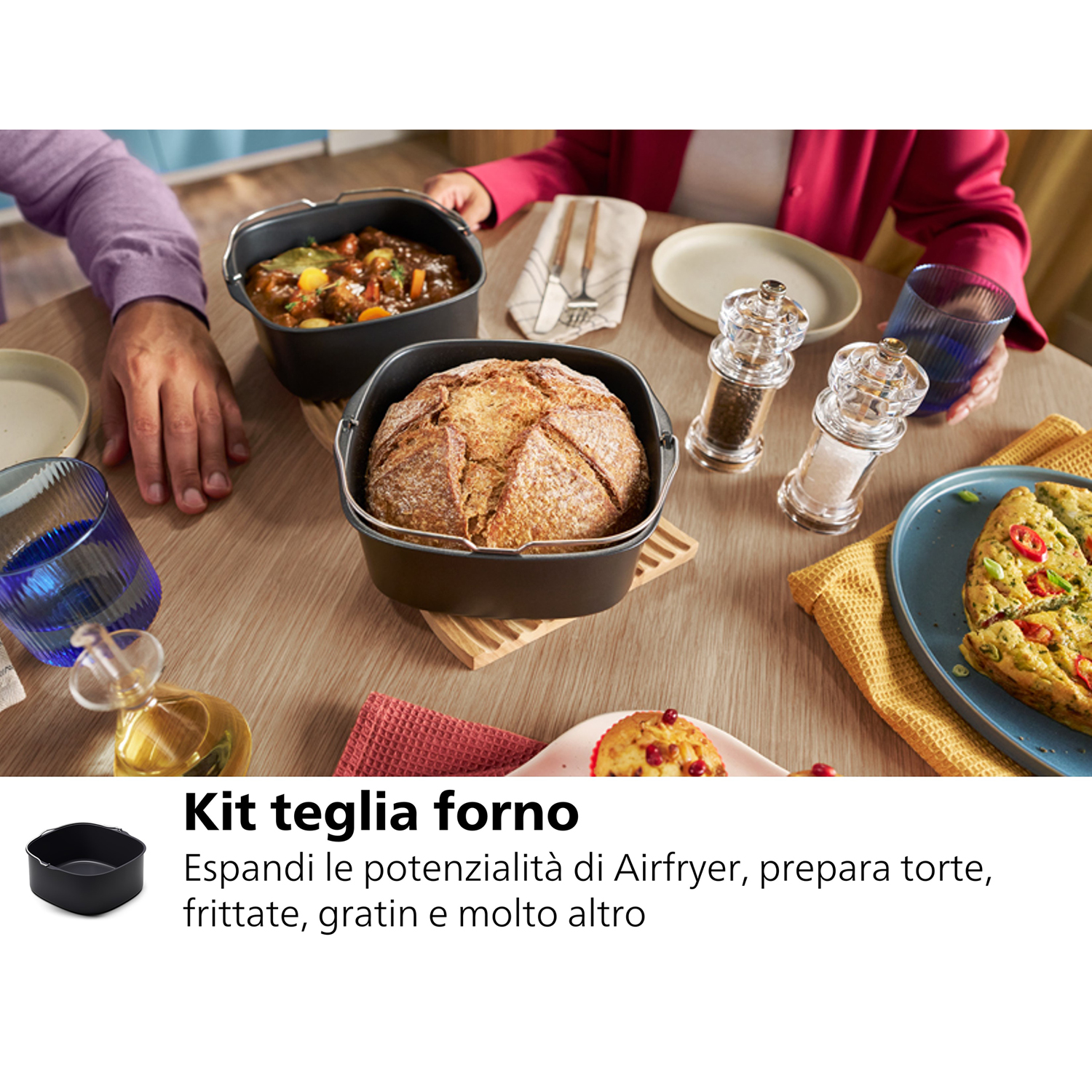 Un tavolo con cibo: pane in padella, una quiche, saliere e pepiere e un bicchiere d'acqua.