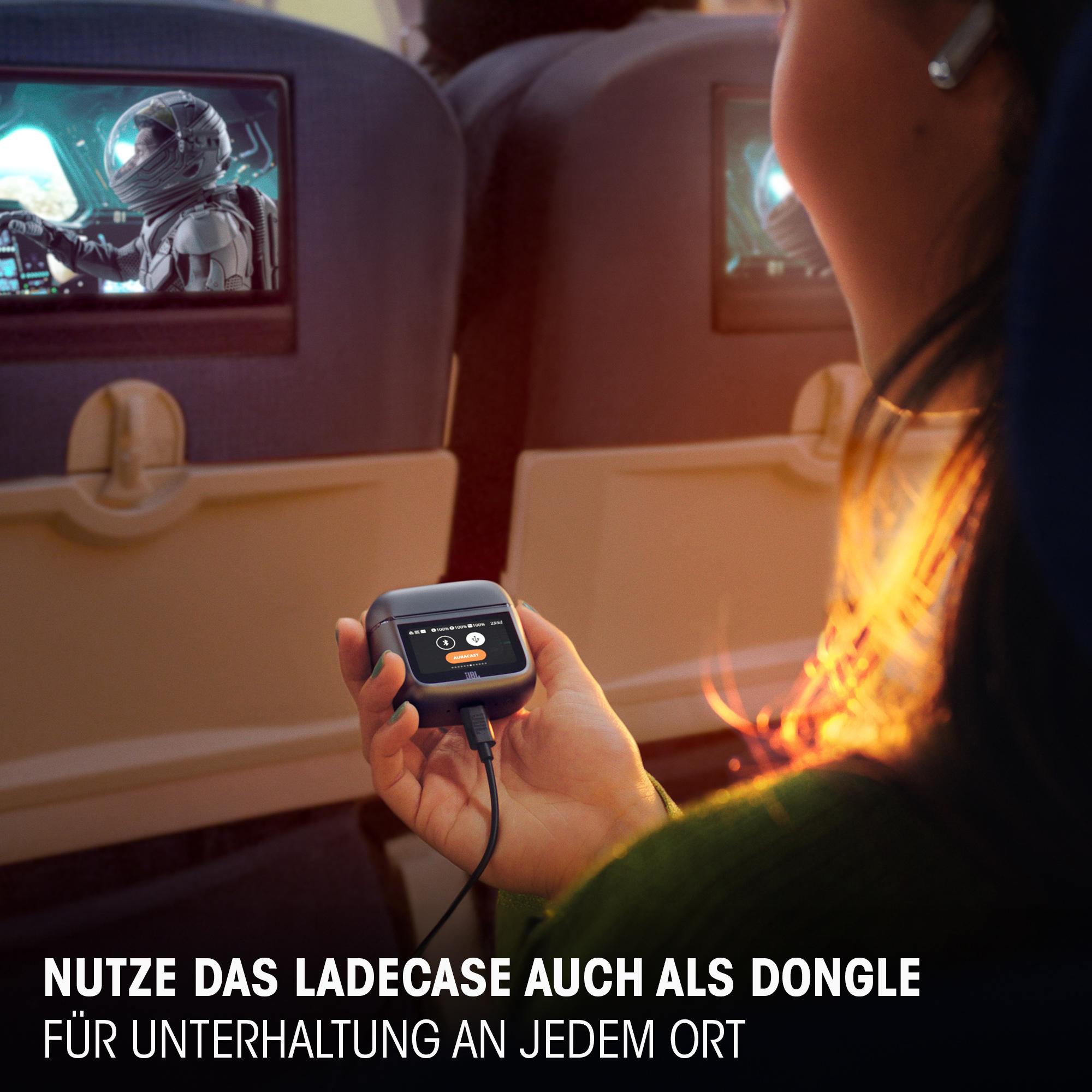 Person verwendet ein Ladecase für Ohrhörer mit Bildschirm und Kabel.