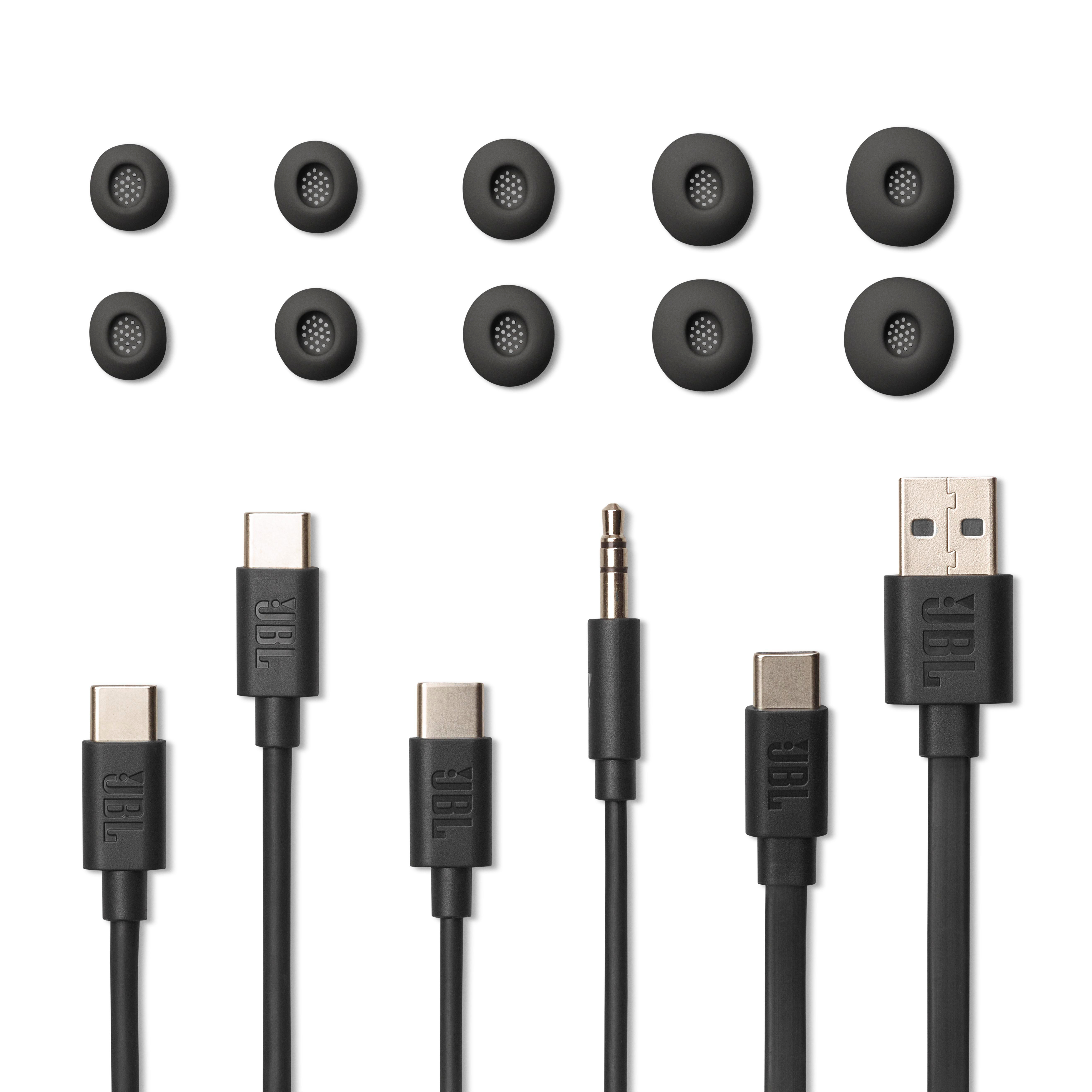 Schwarze JBL-Ohrstöpsel und Ladekabel verschiedener Typen auf weißem Hintergrund.