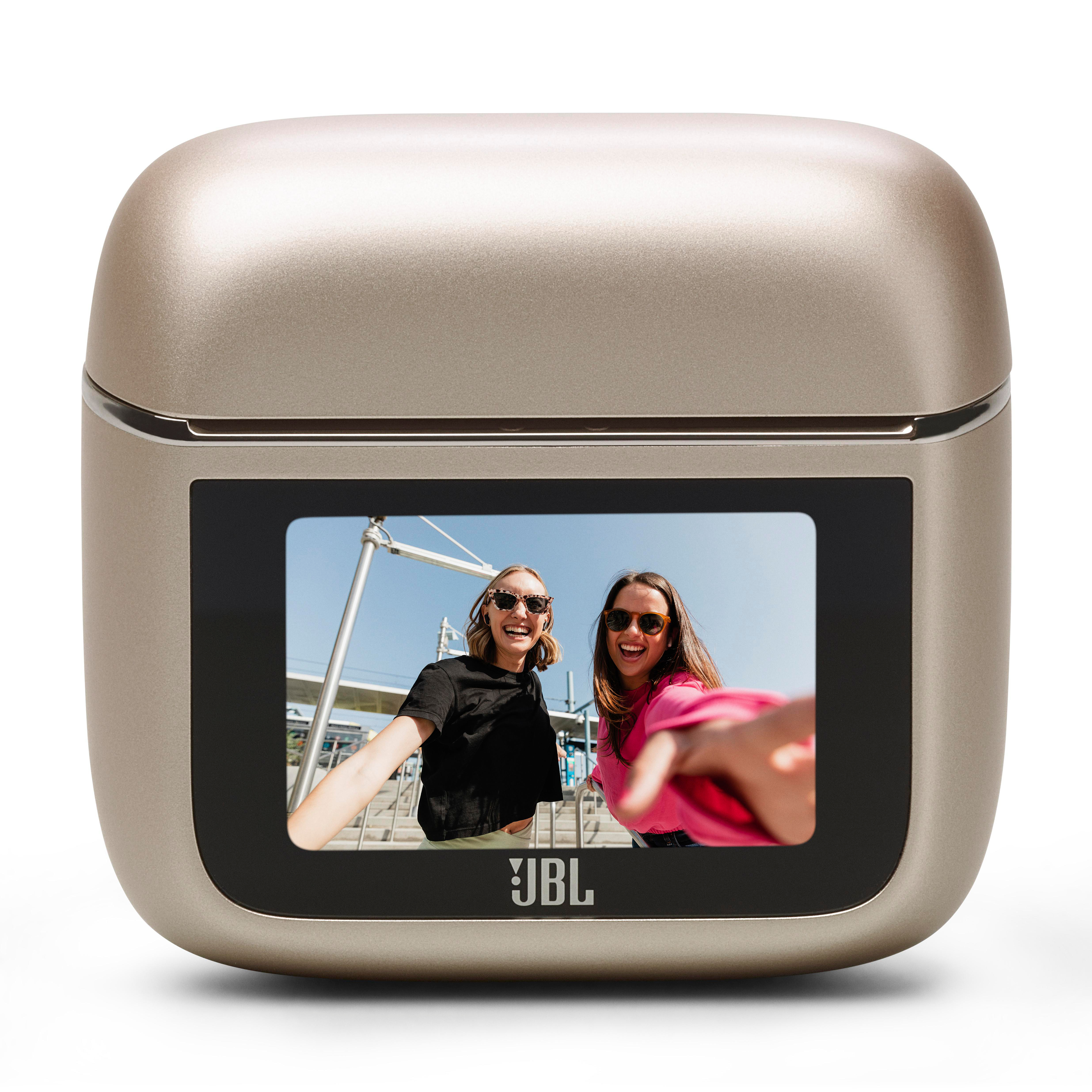 Ein Gehäuse mit einem Bildschirm, der zwei Frauen beim Selfie zeigt.