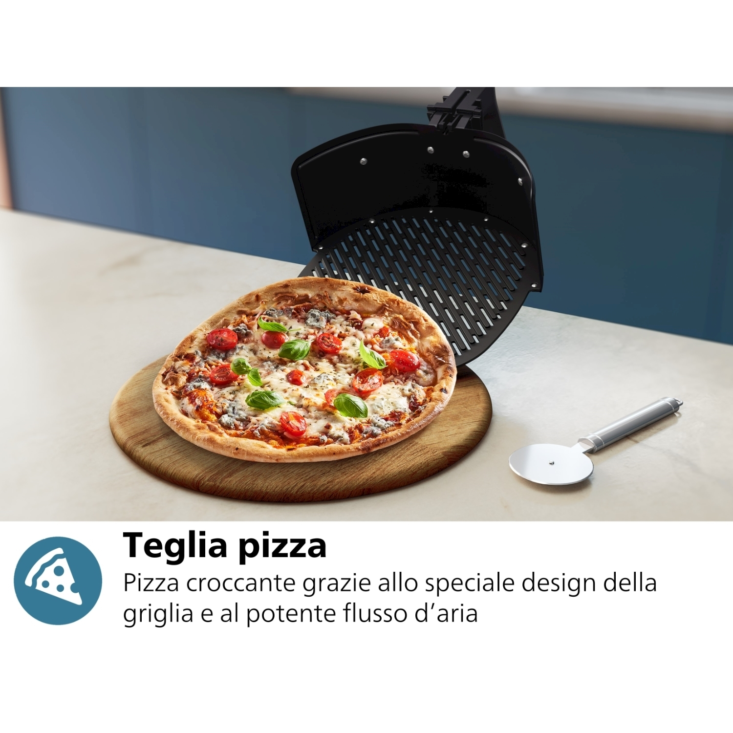 Pizza su un tagliere di legno. Un tagliapizza è accanto. La pizza è davanti a una griglia.