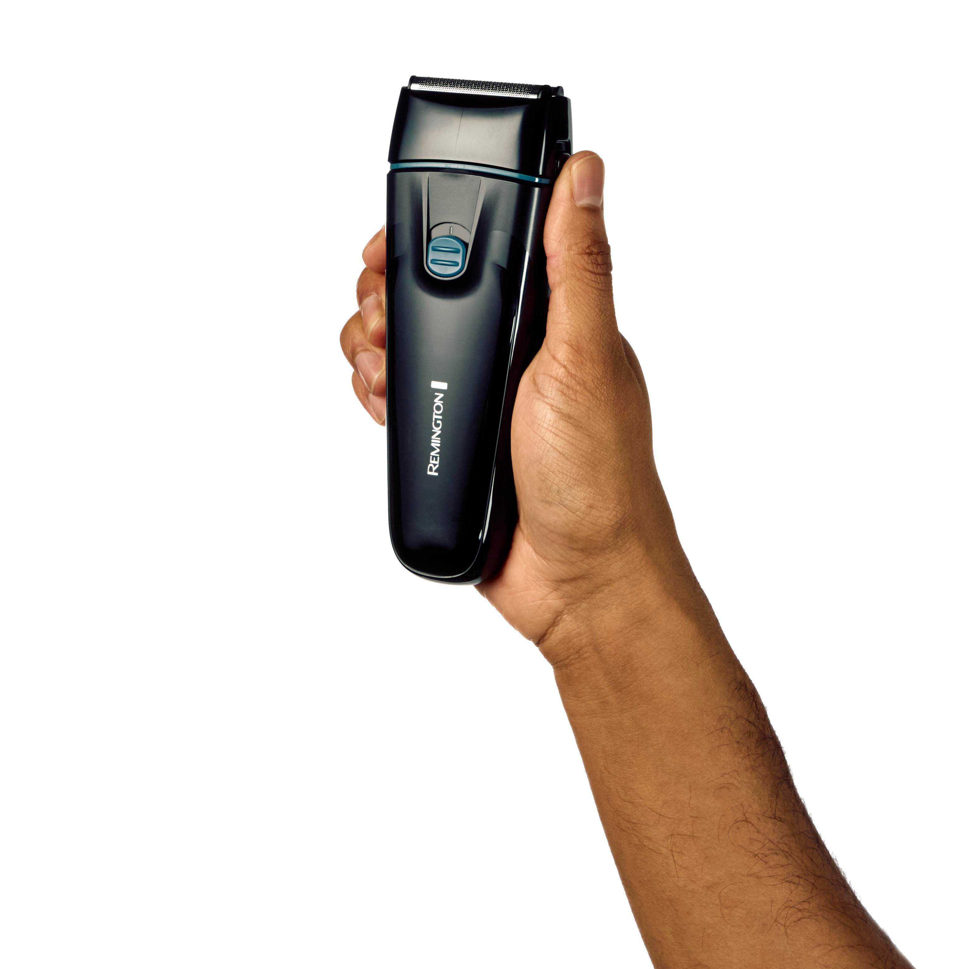 Eine dunkelhäutige Hand, die einen schwarzen elektrischen Rasierer von Remington hält.