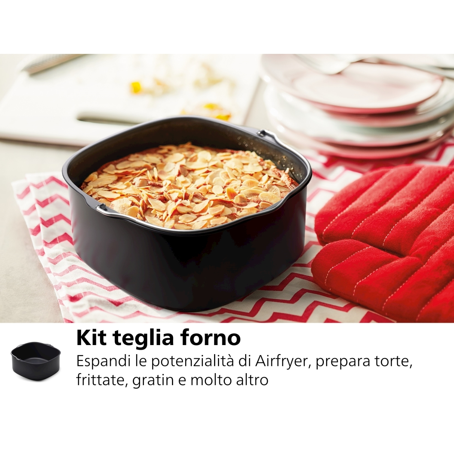 Stampo da forno nero con torta. Un guanto da forno rosso è sul lato destro.
