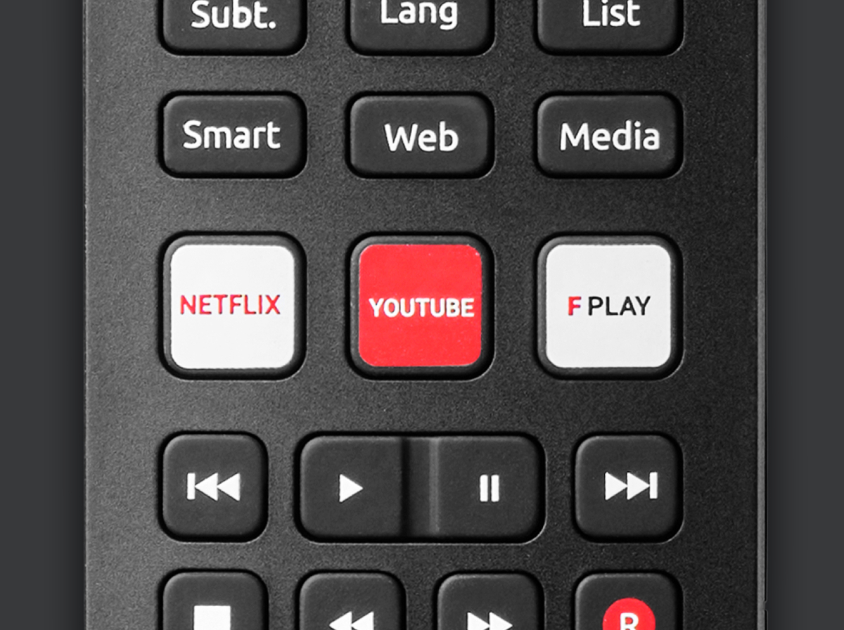 Nahaufnahme einer schwarzen Fernbedienung mit Netflix-, YouTube- und F Play-Tasten.
