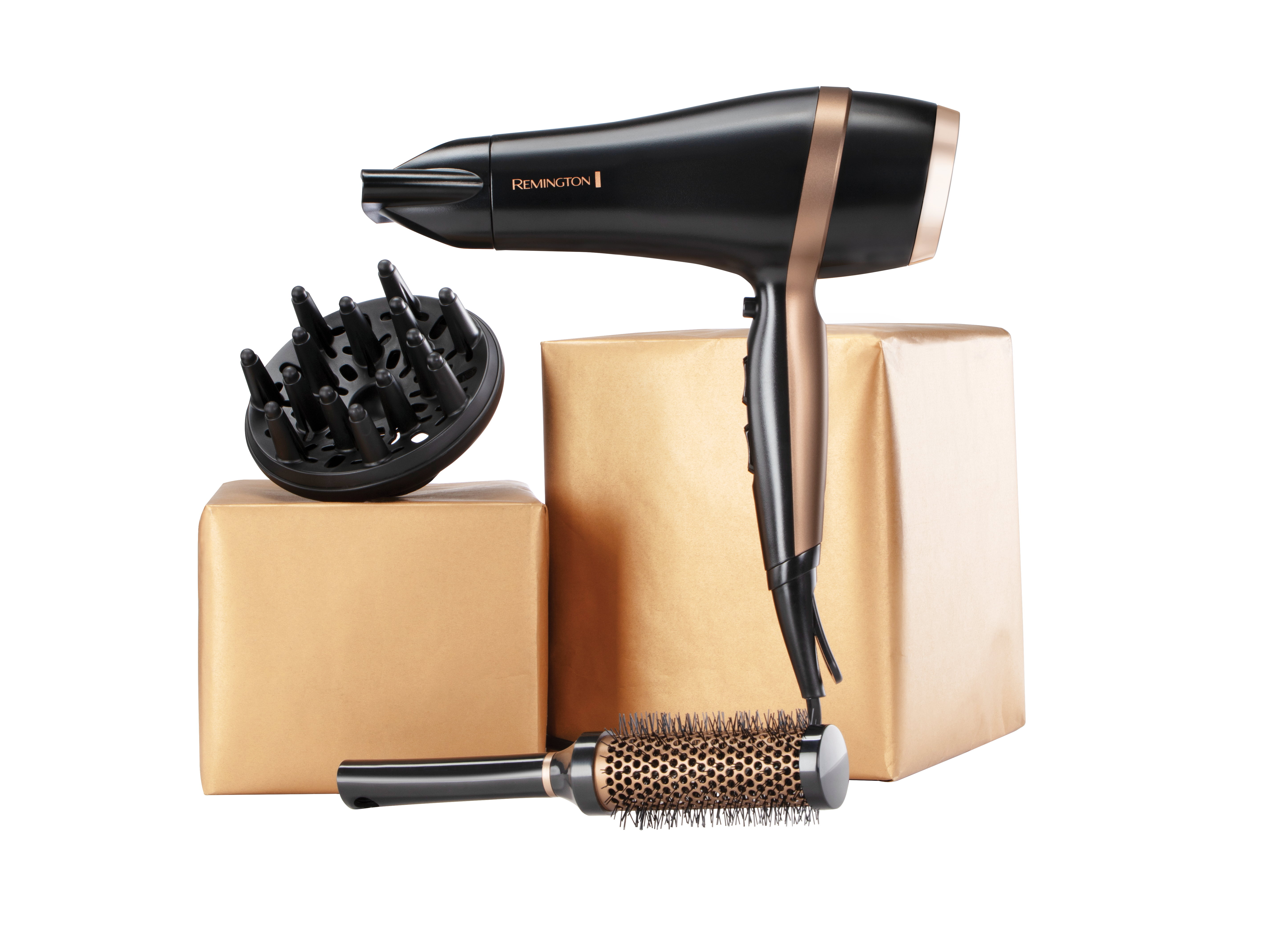 Schwarzer Haartrockner mit Aufsätzen und Bürste auf Kartons, weißer Hintergrund.