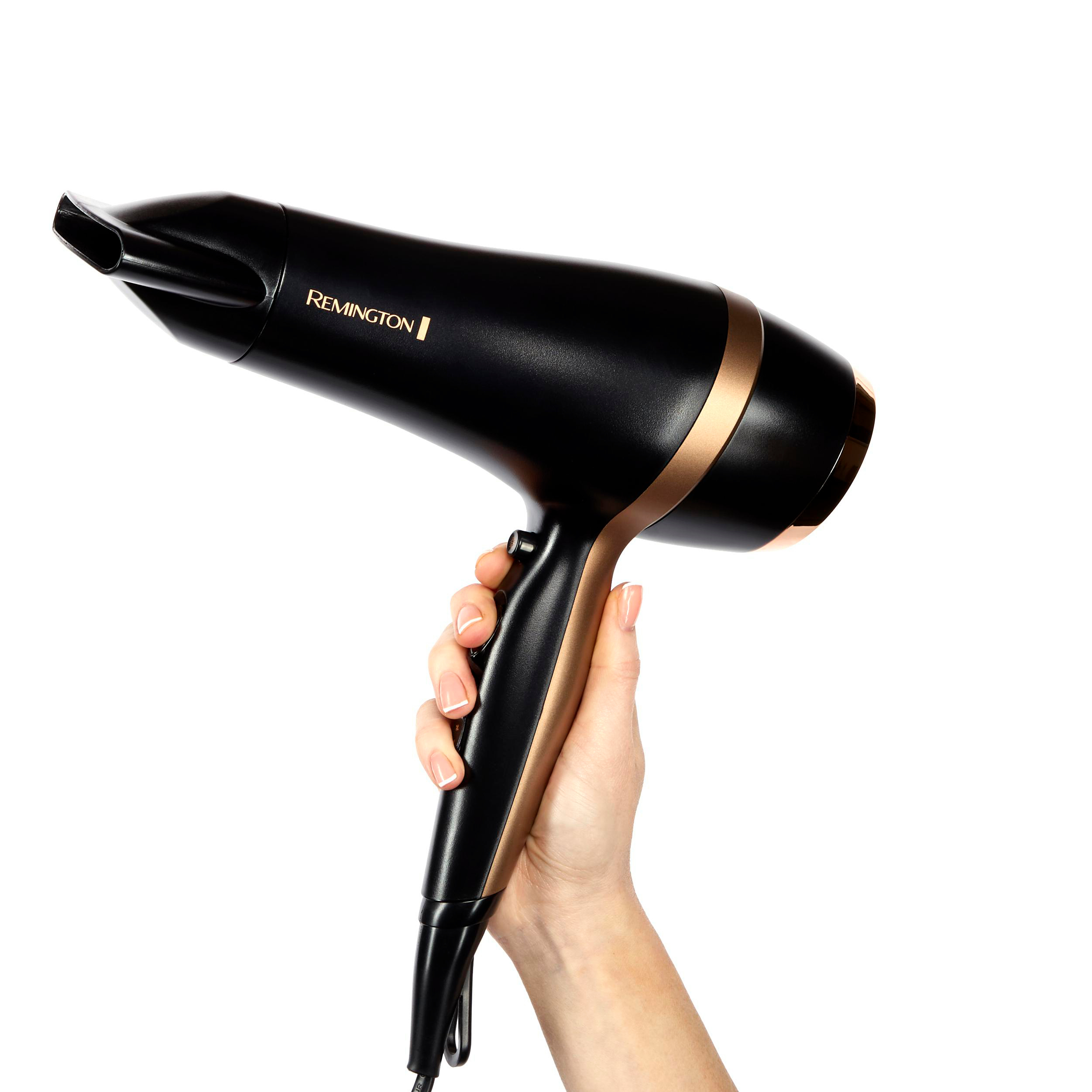 Die Hand einer Frau hält einen schwarzen und goldenen Remington Haartrockner.