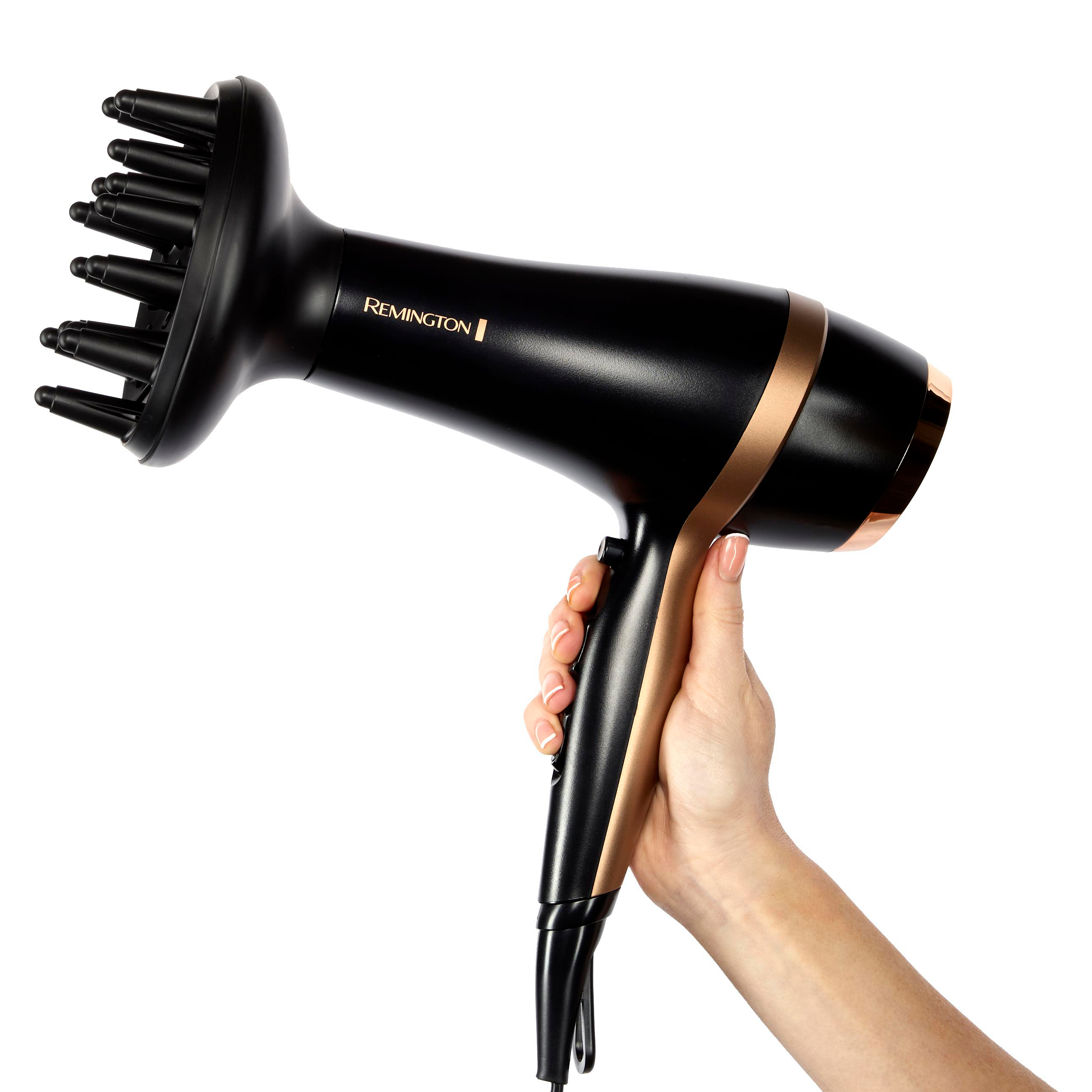 Schwarzer Remington-Haartrockner mit Diffusor, gehalten von einer Hand.