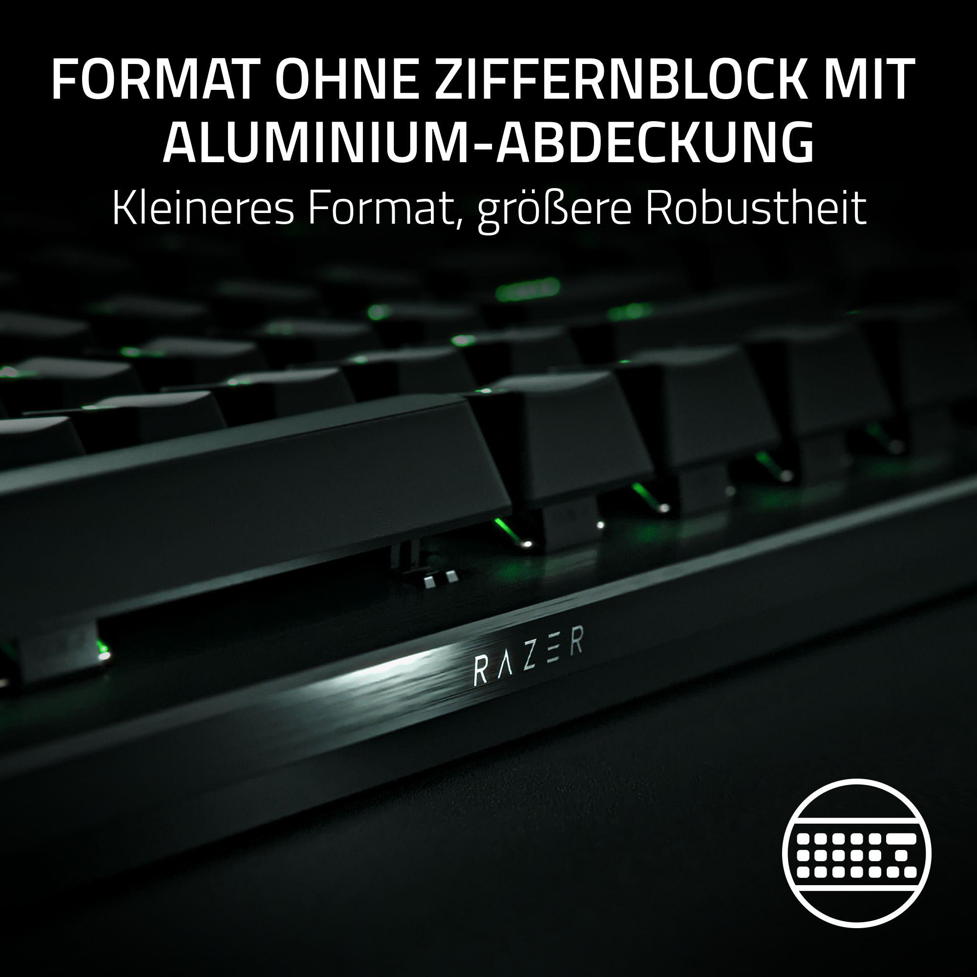 Nahaufnahme einer schwarzen mechanischen Tastatur mit Hintergrundbeleuchtung und Razer Logo.