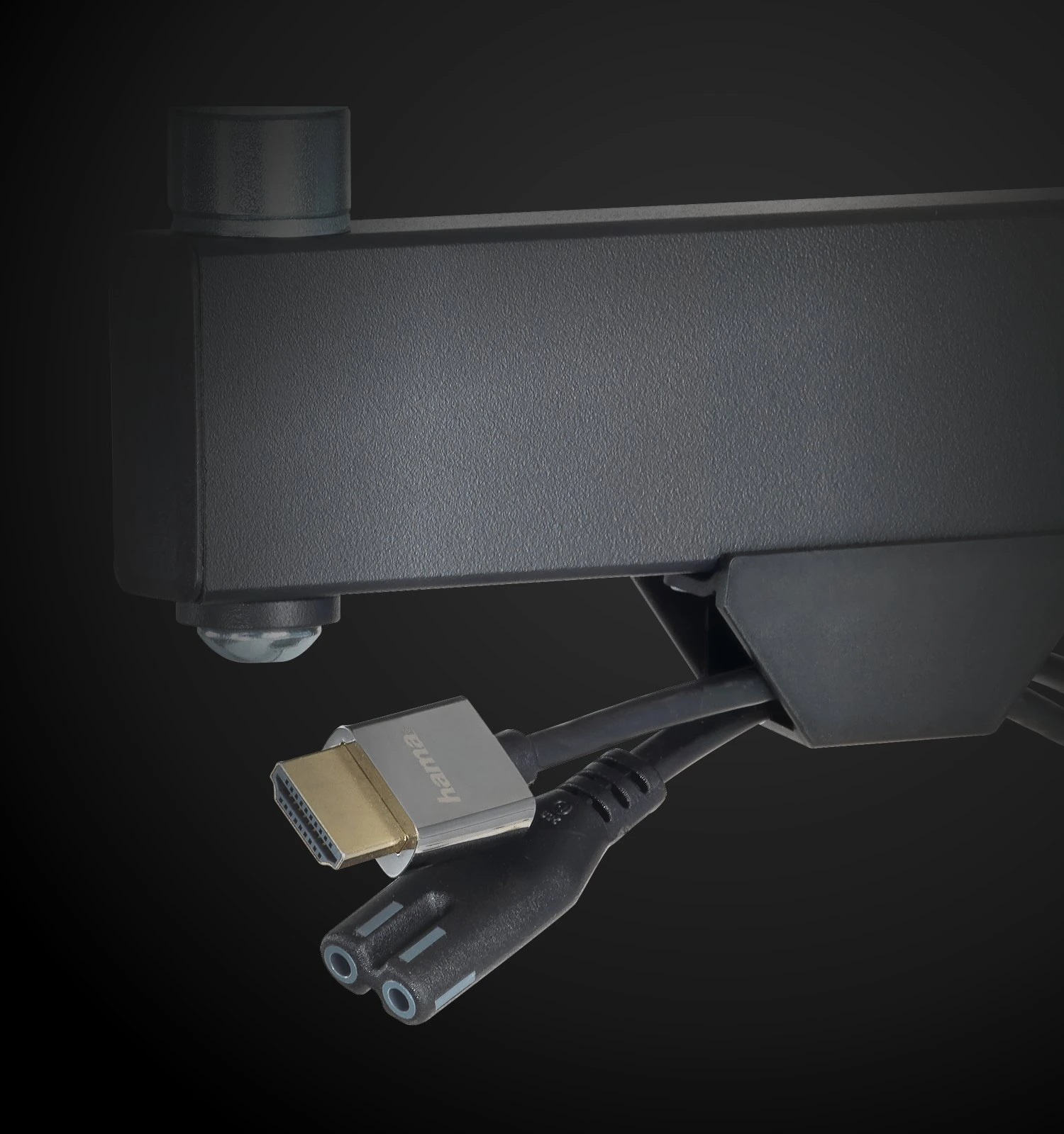 Zbliżenie czarnego urządzenia elektronicznego z kablami i srebrnym złączem HDMI.