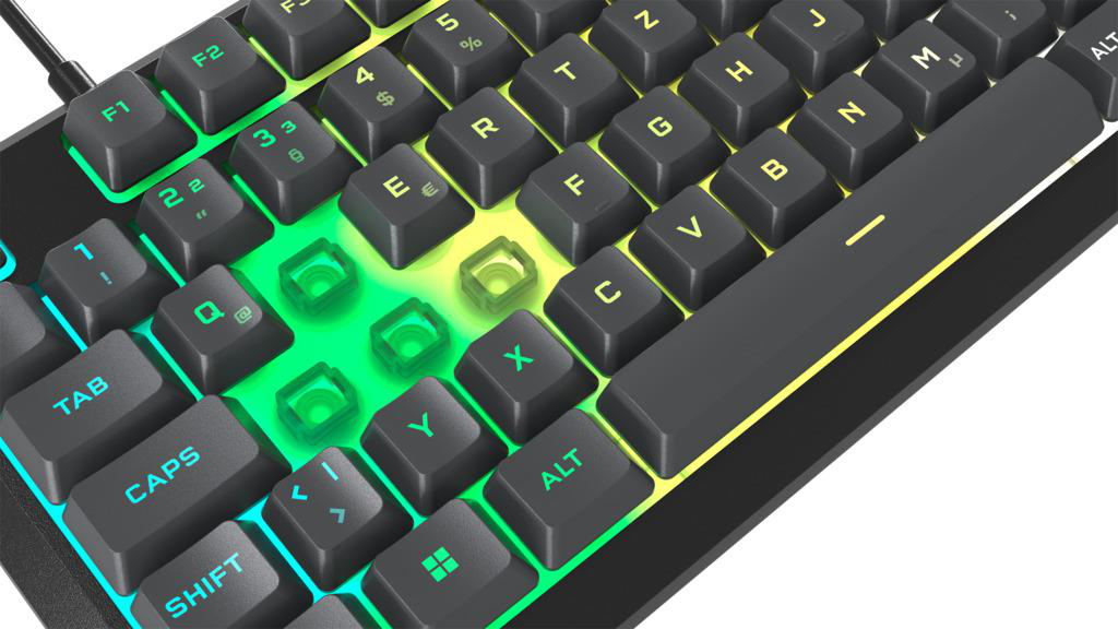 Tastatur mit beleuchteten Tasten, verschiedene Farben, Nahaufnahme auf weißem Grund.