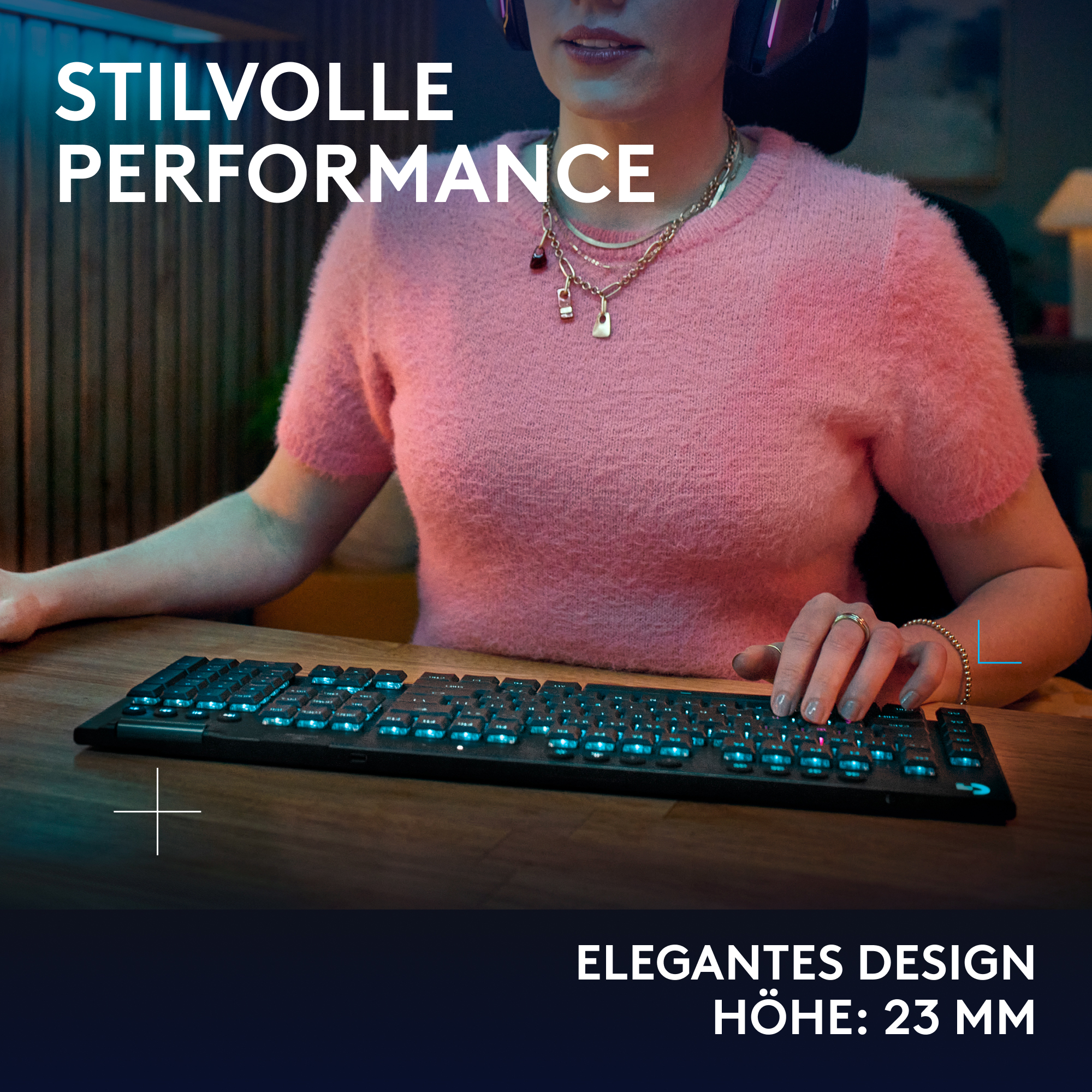 Frau benutzt Tastatur mit Text auf dem Bild: 'ELEGANTES DESIGN, HÖHE: 23 MM'.