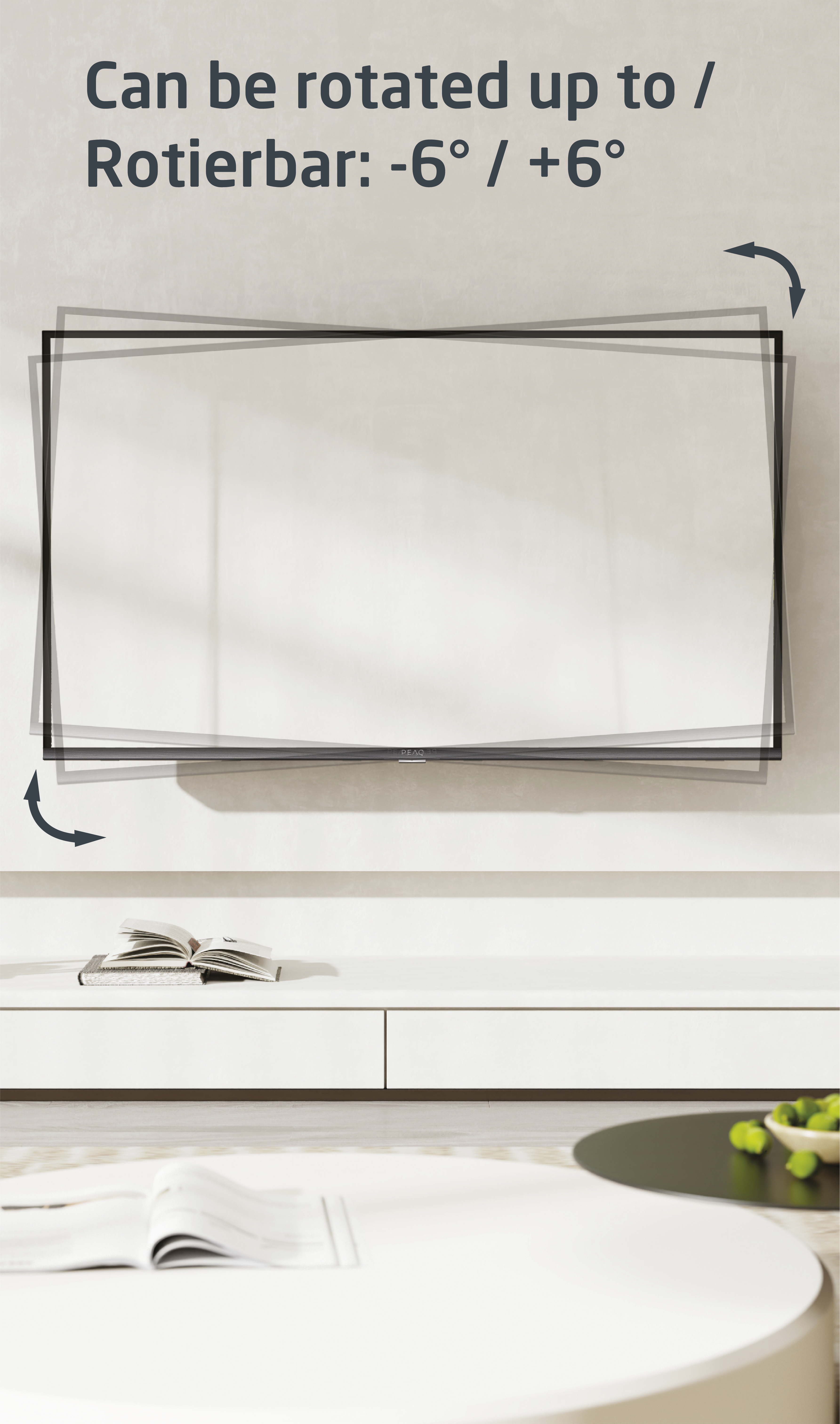 Ein Fernseher an einer weißen Wand, mit Schwenkpfeilen und Text zur Drehung.