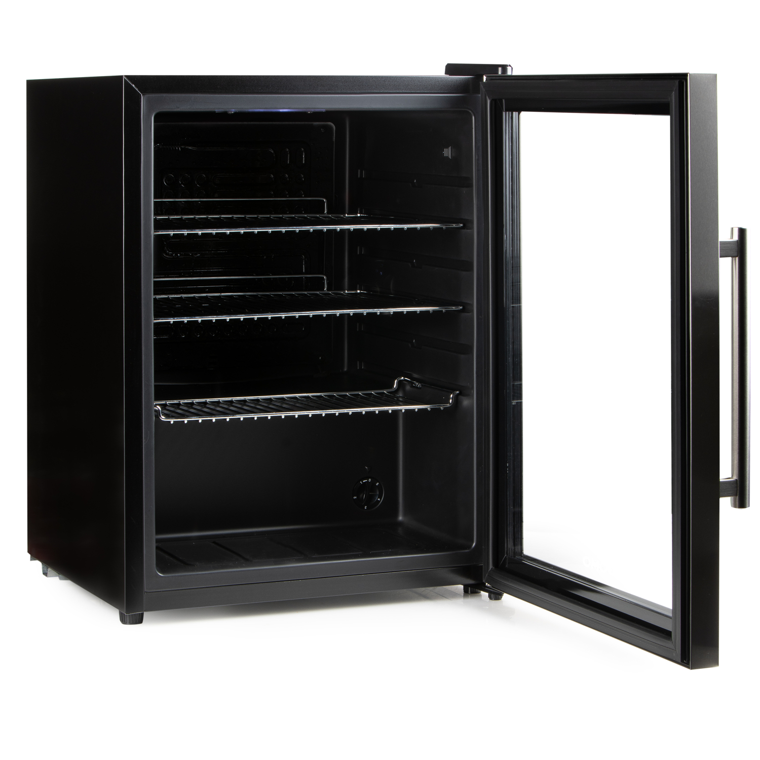 Un mini-réfrigérateur noir avec une porte vitrée ouverte, montrant des étagères. Fond blanc.