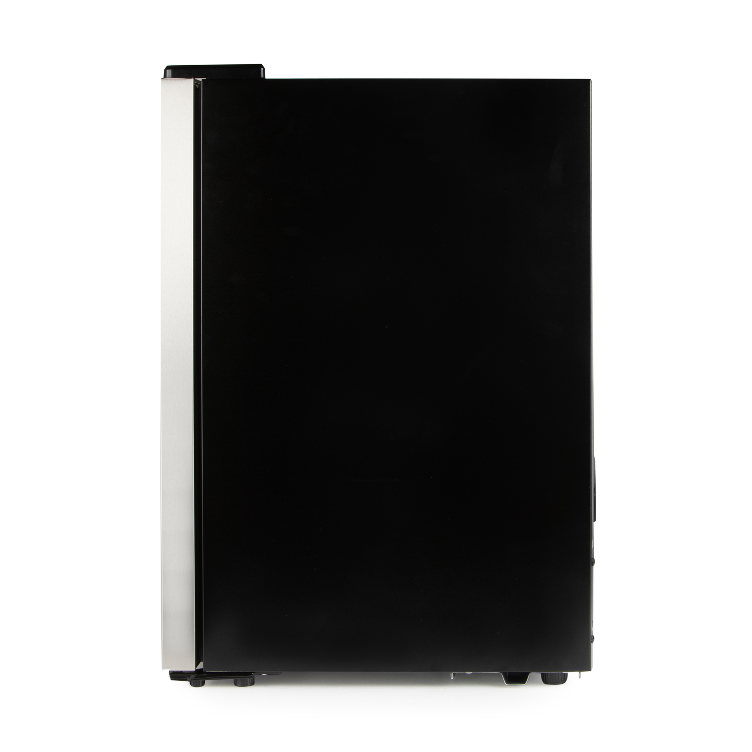 Vue latérale d'un réfrigérateur noir. La porte a une garniture en acier inoxydable.