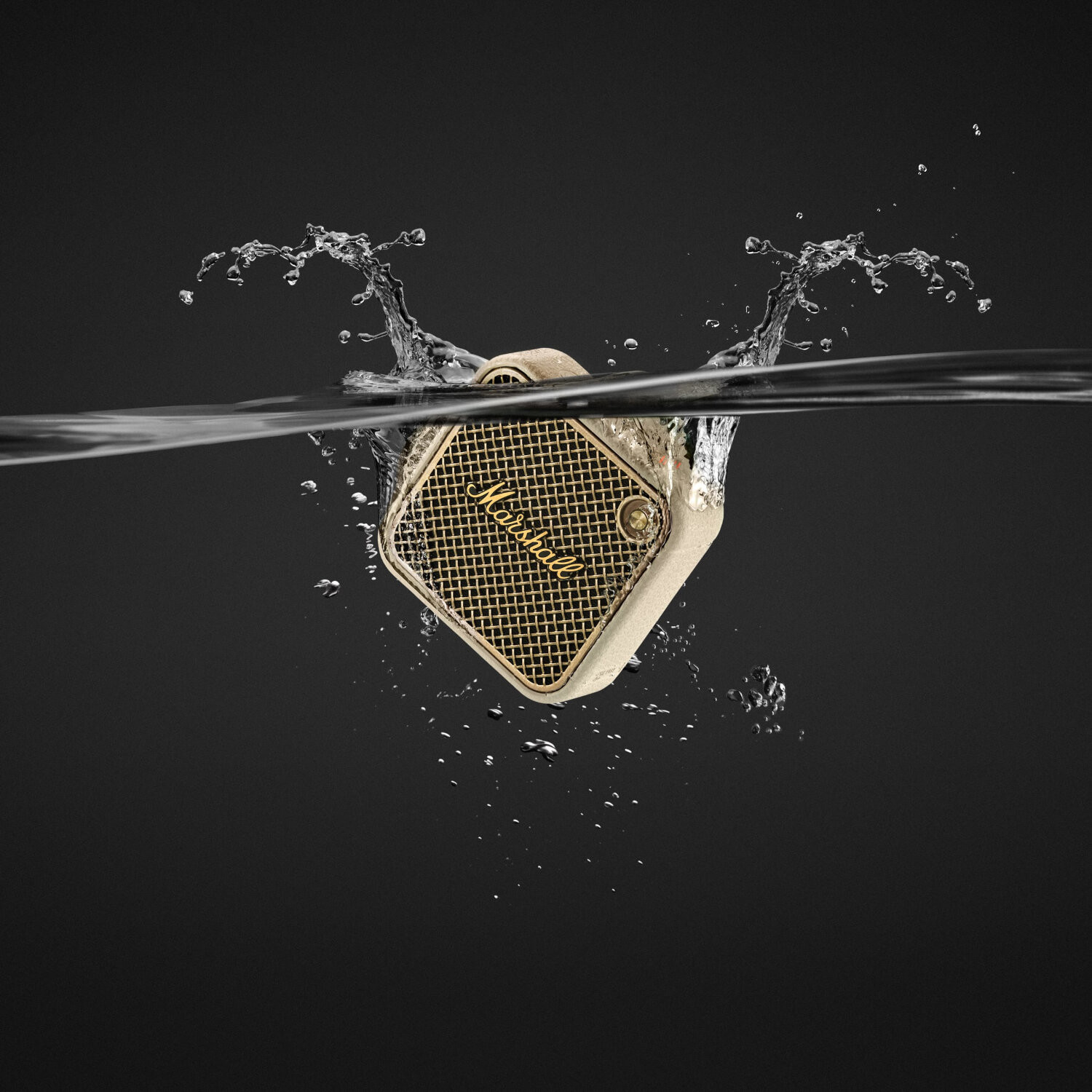 Een Marshall-luidspreker ondergedompeld in water. Water spettert rond de luidspreker. Zwarte achtergrond.