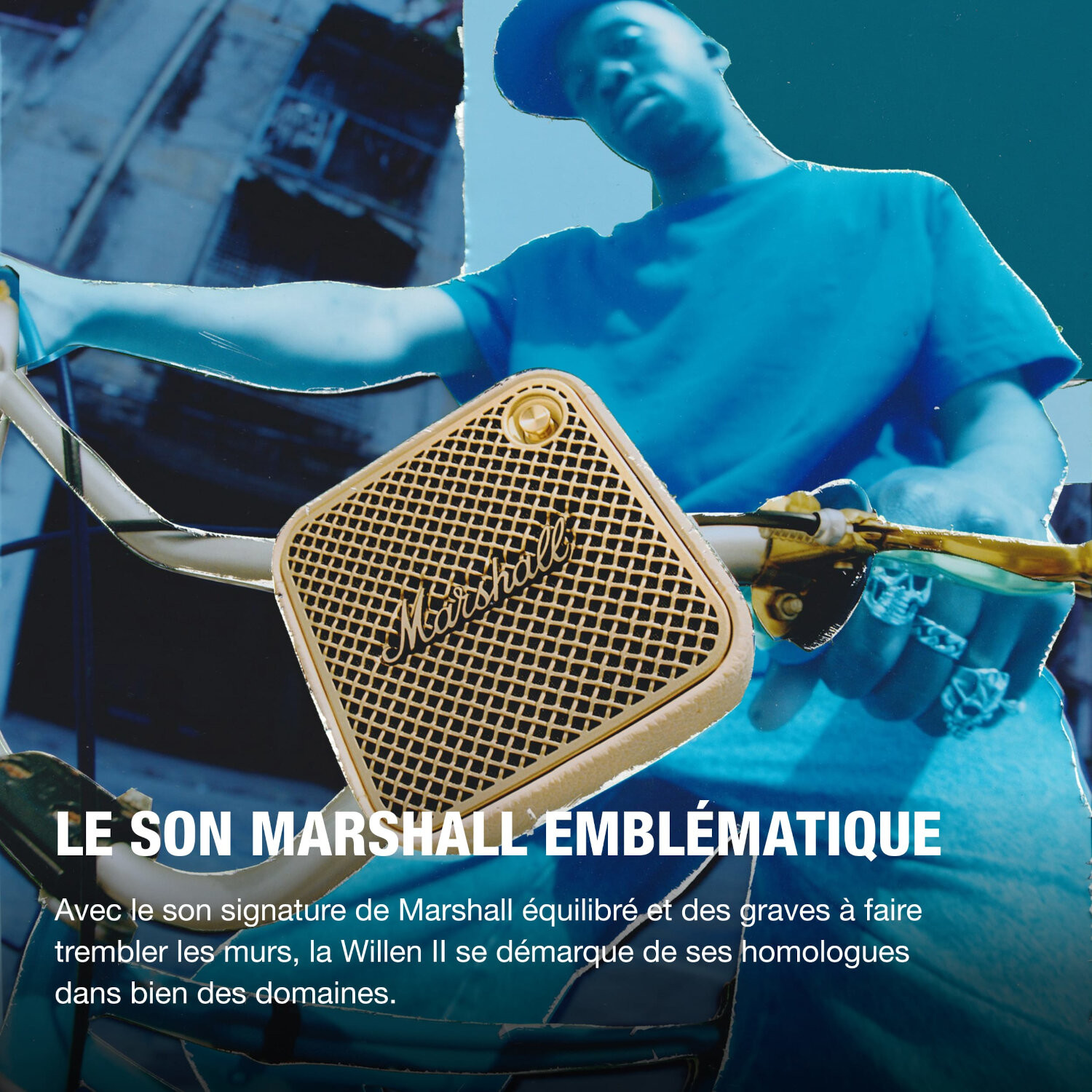 Un homme à vélo tient un haut-parleur Marshall doré. L'arrière-plan est une ville floue.
