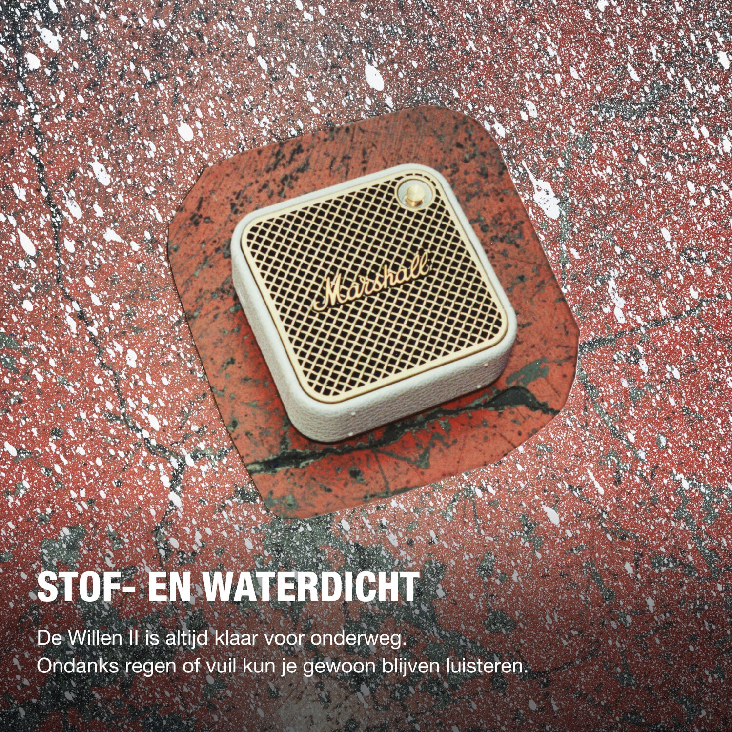 Witte en gouden luidspreker op een rode vloer, met tekst over waterbestendigheid.