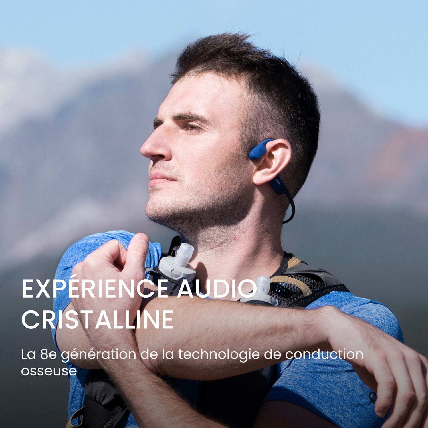 Homme portant un casque bleu, regardant à droite. Texte : 'EXPERIENCE AUDIO CRYSTALLINE'.