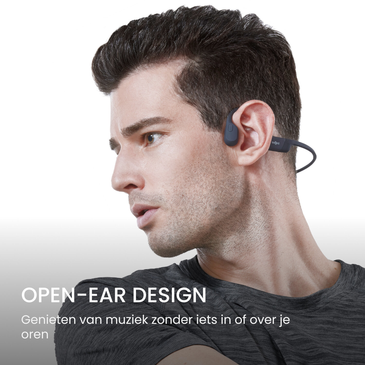 Een man met open-ear hoofdtelefoon, die opzij kijkt. Tekst: Open-ear design.
