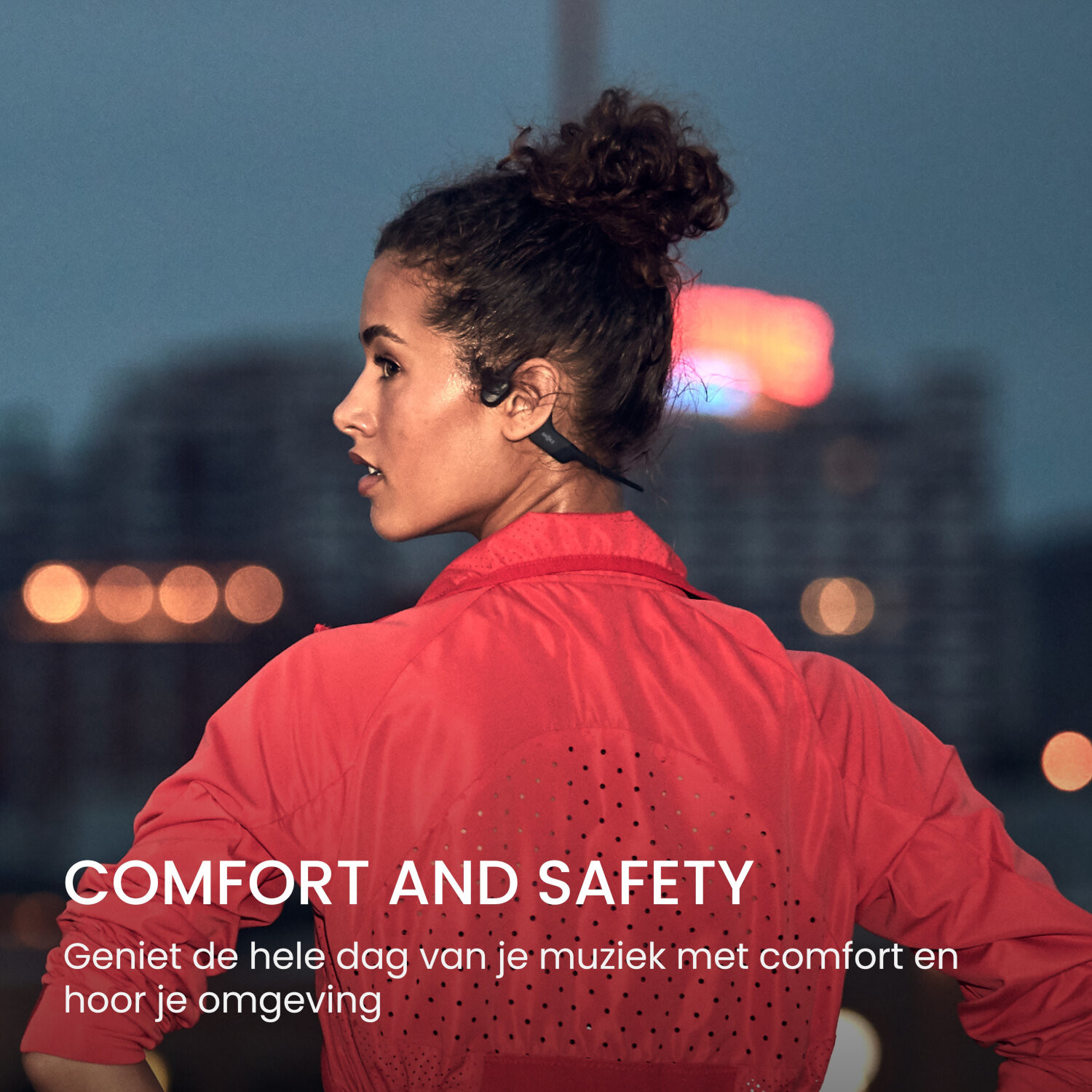 Vrouw met zwarte koptelefoon. Rode jas. Tekst: Comfort en veiligheid. Nacht achtergrond.